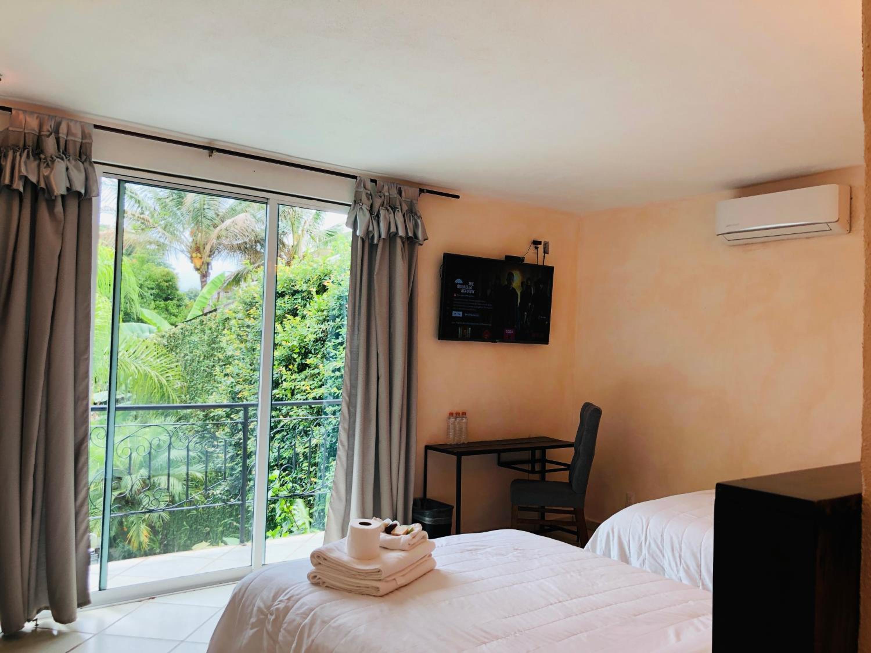 Twin Room with Balcony - Photo 2
