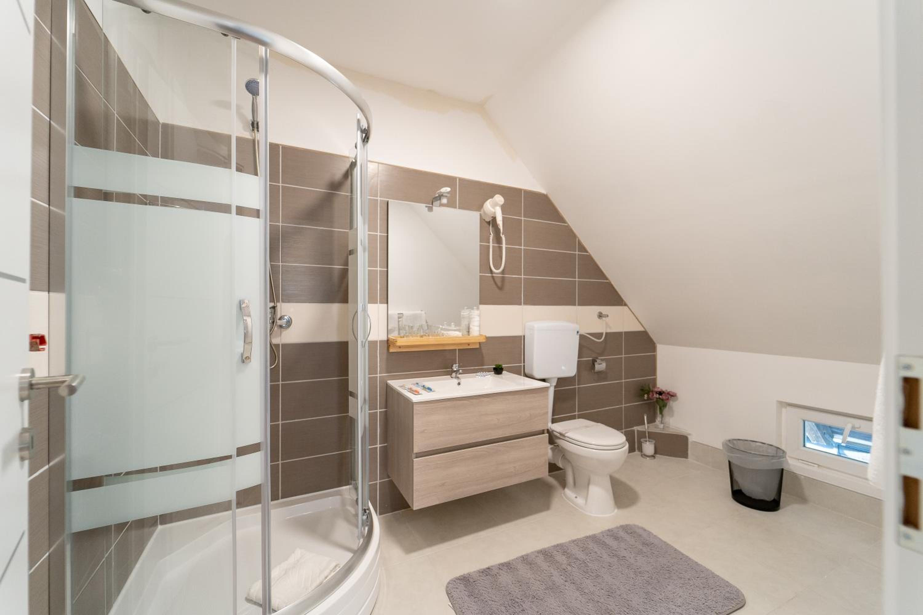 Superior King Room - Photo 18