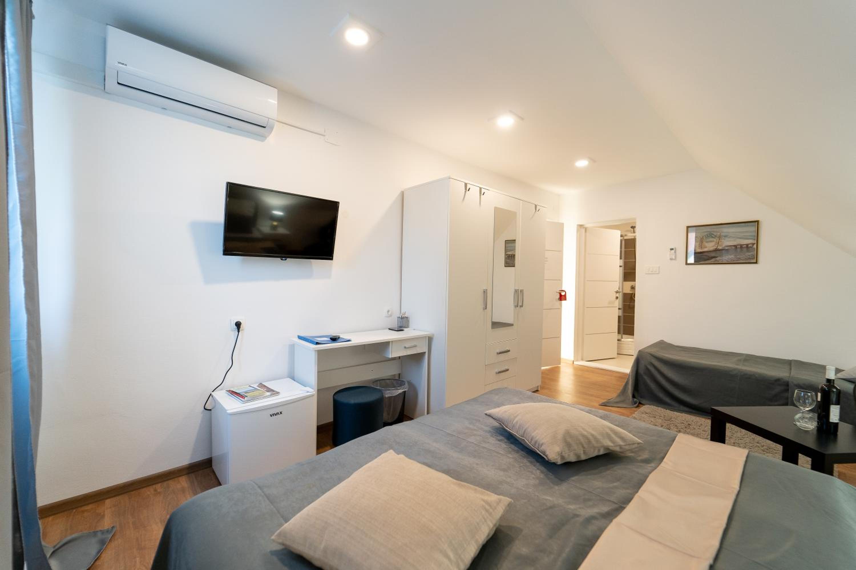 Superior King Room - Photo 17