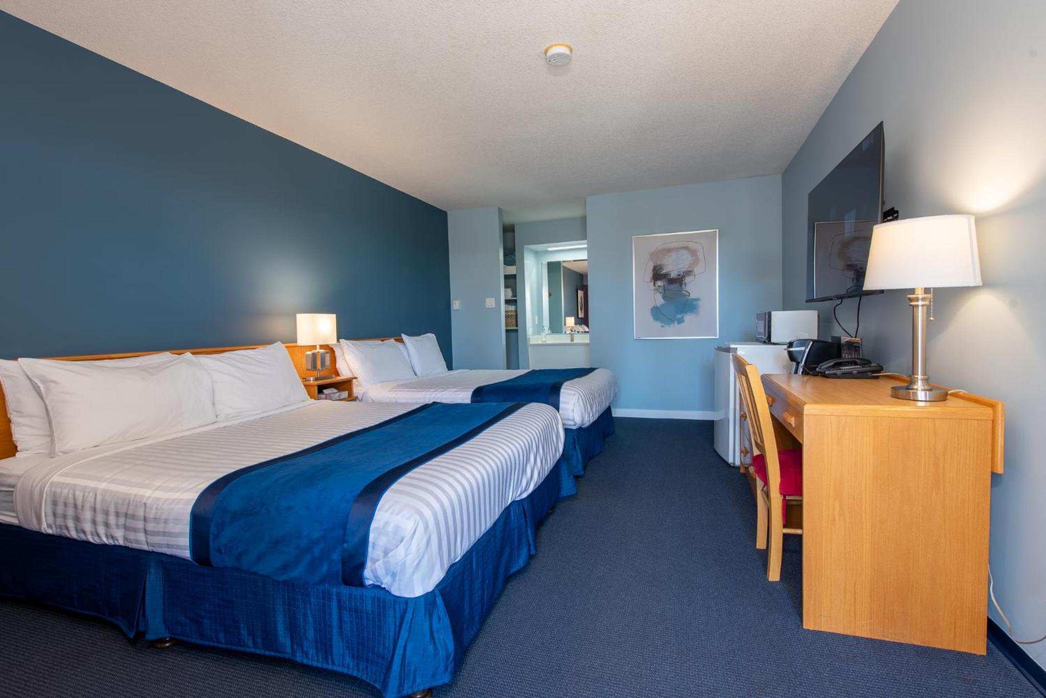 Standard Queen Room with Two Queen Beds photo 2