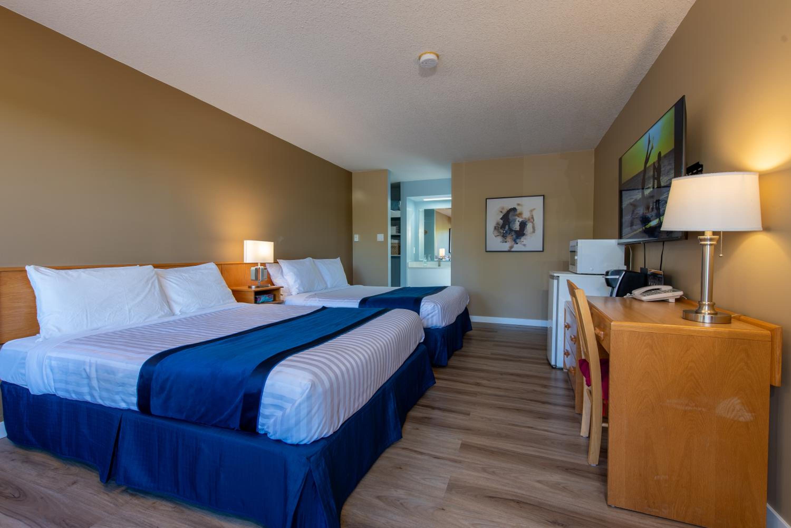 Standard Queen Room with Two Queen Beds photo 3