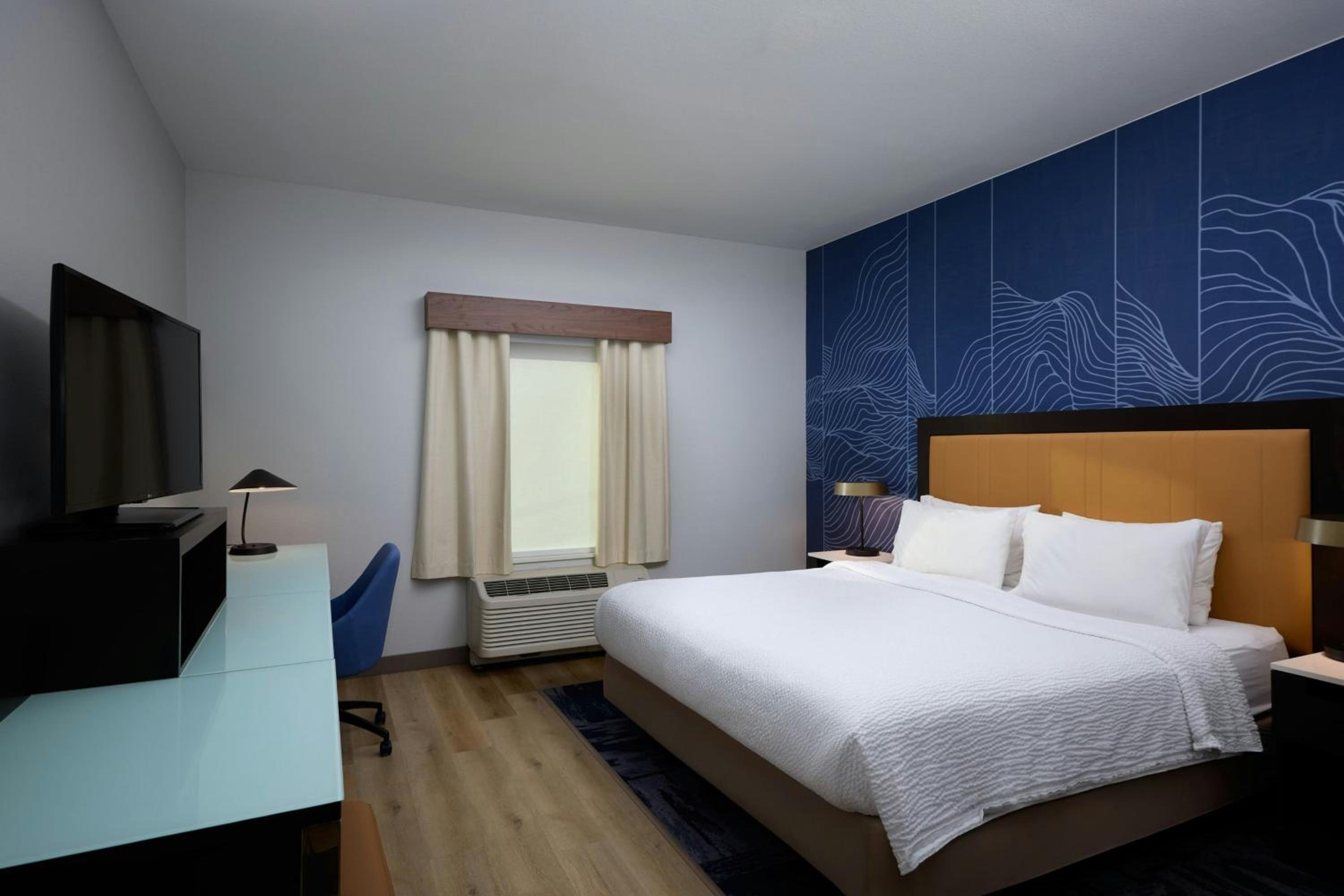 King Room with Bathtub - Mobility Access/Hearing Accessible photo 1
