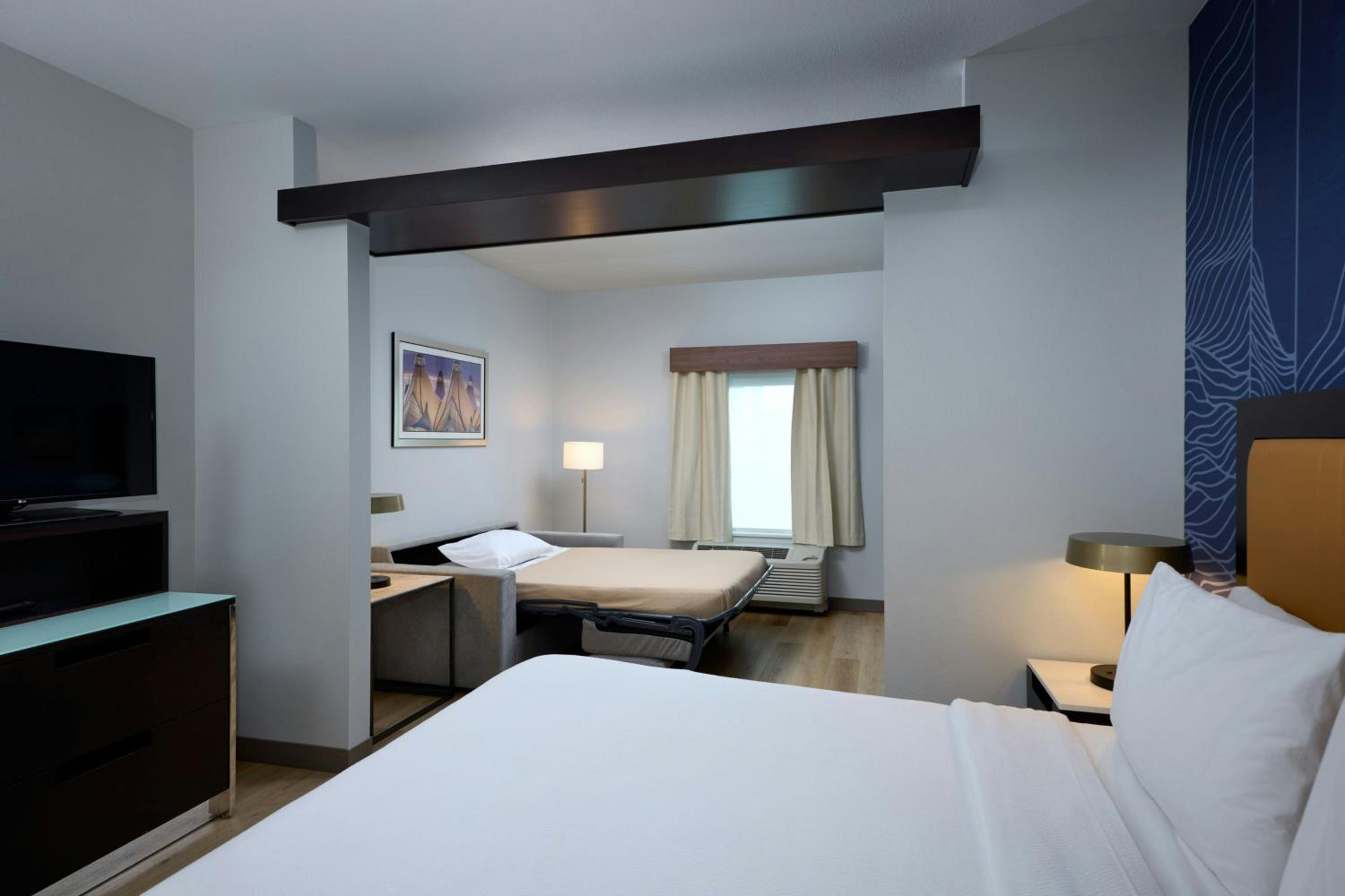 Studio with King Bed and Sofa Bed photo 3