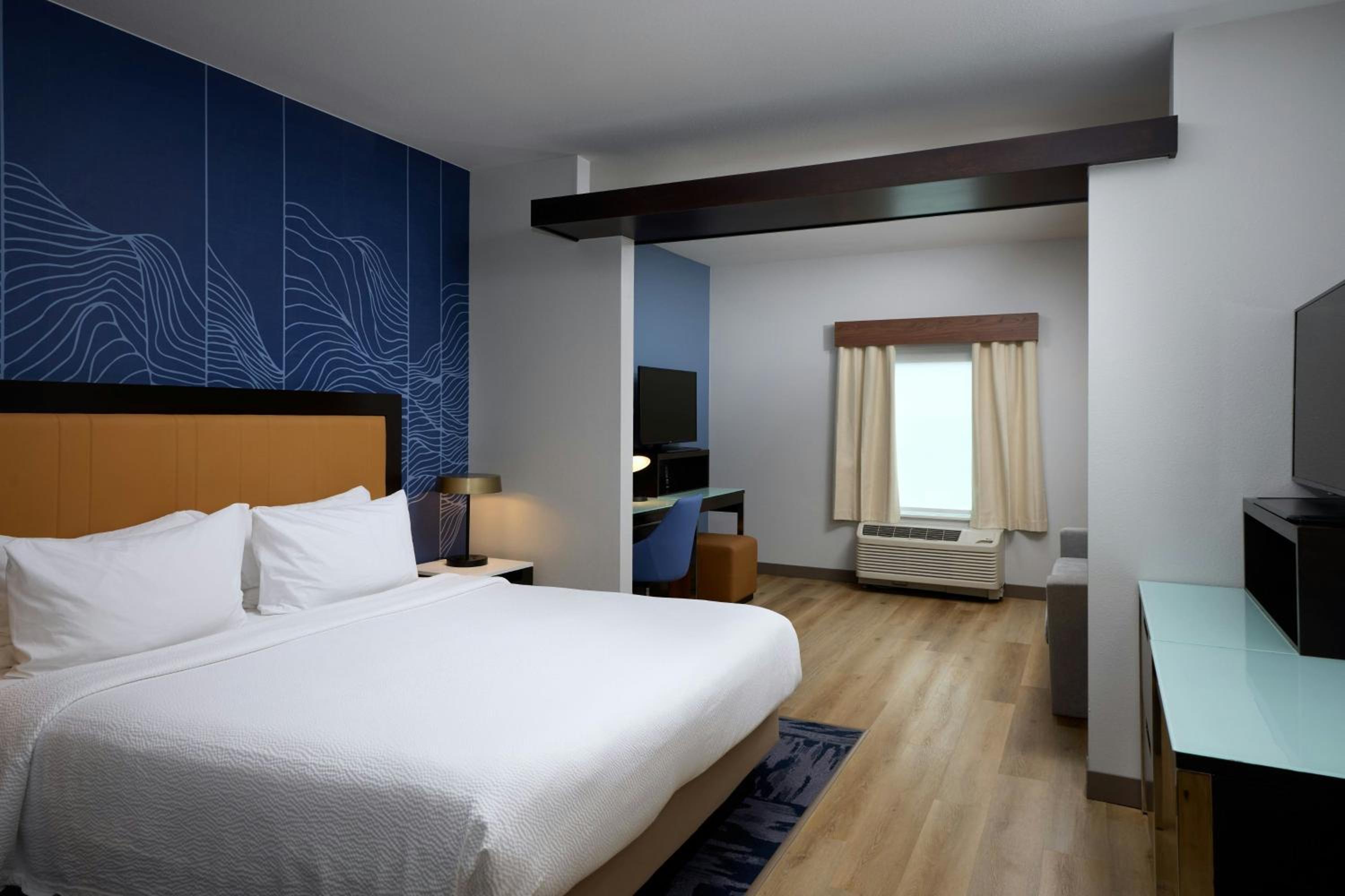 Studio with King Bed, City View and Sofa Bed photo 2