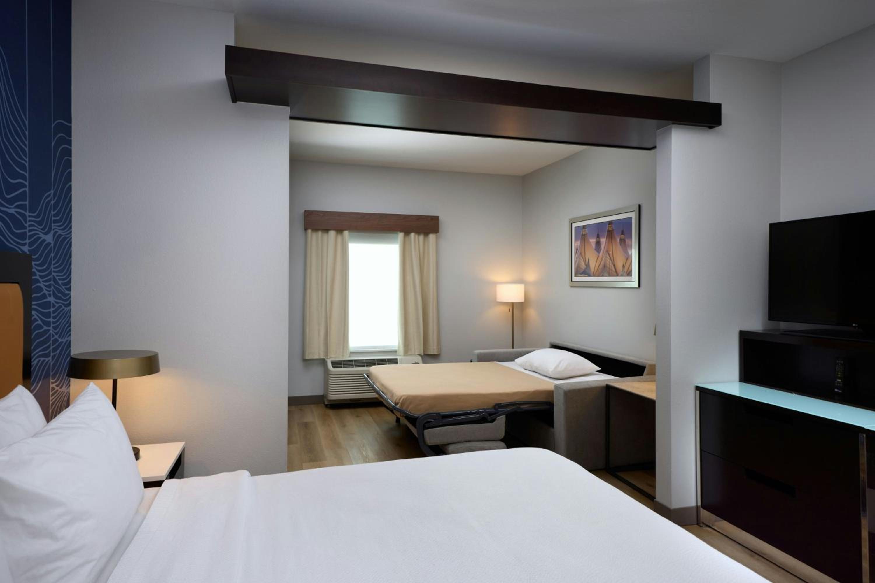 Studio with King Bed, City View and Sofa Bed photo 3