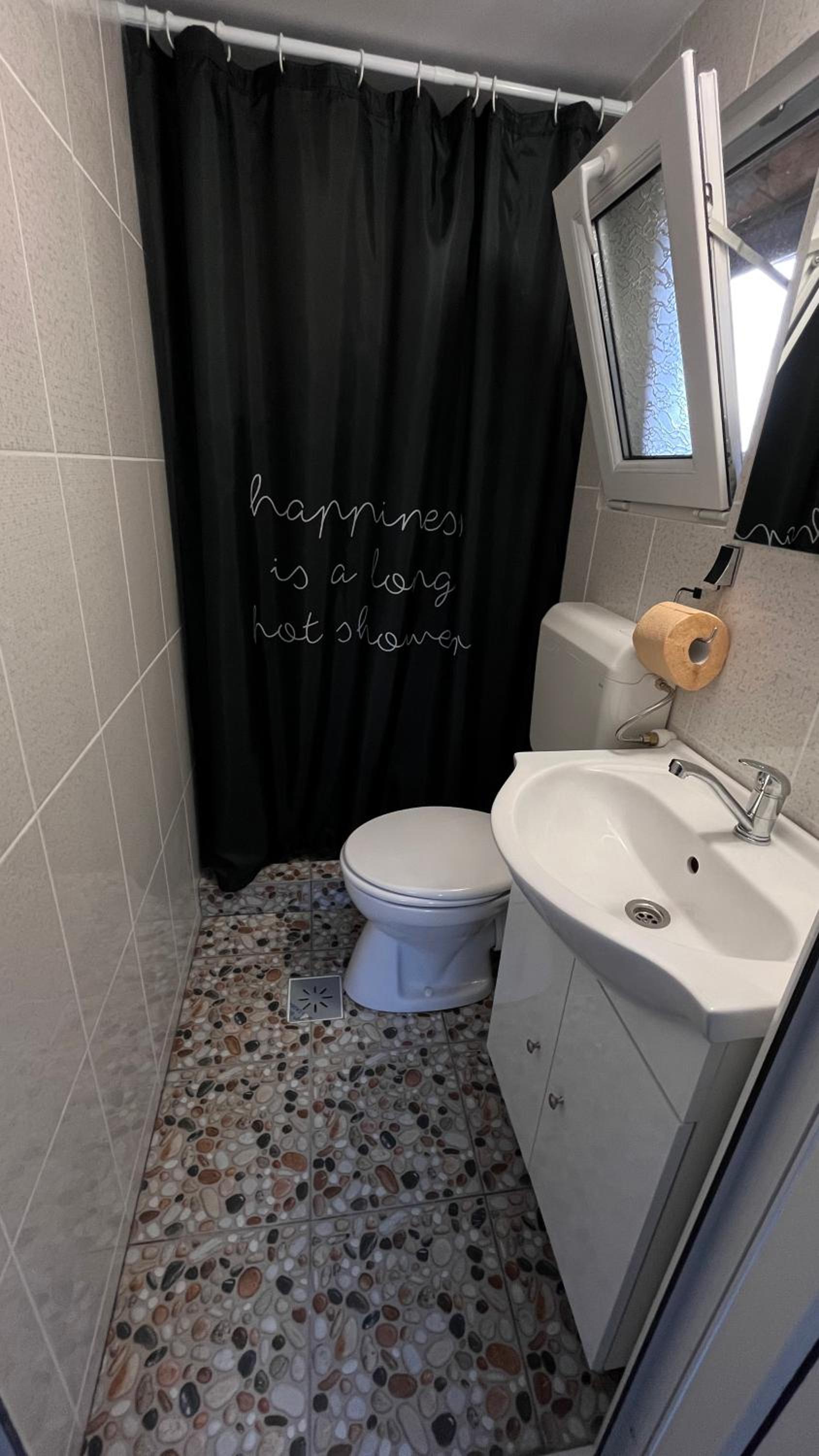 Double Room with Private Bathroom - Photo 2