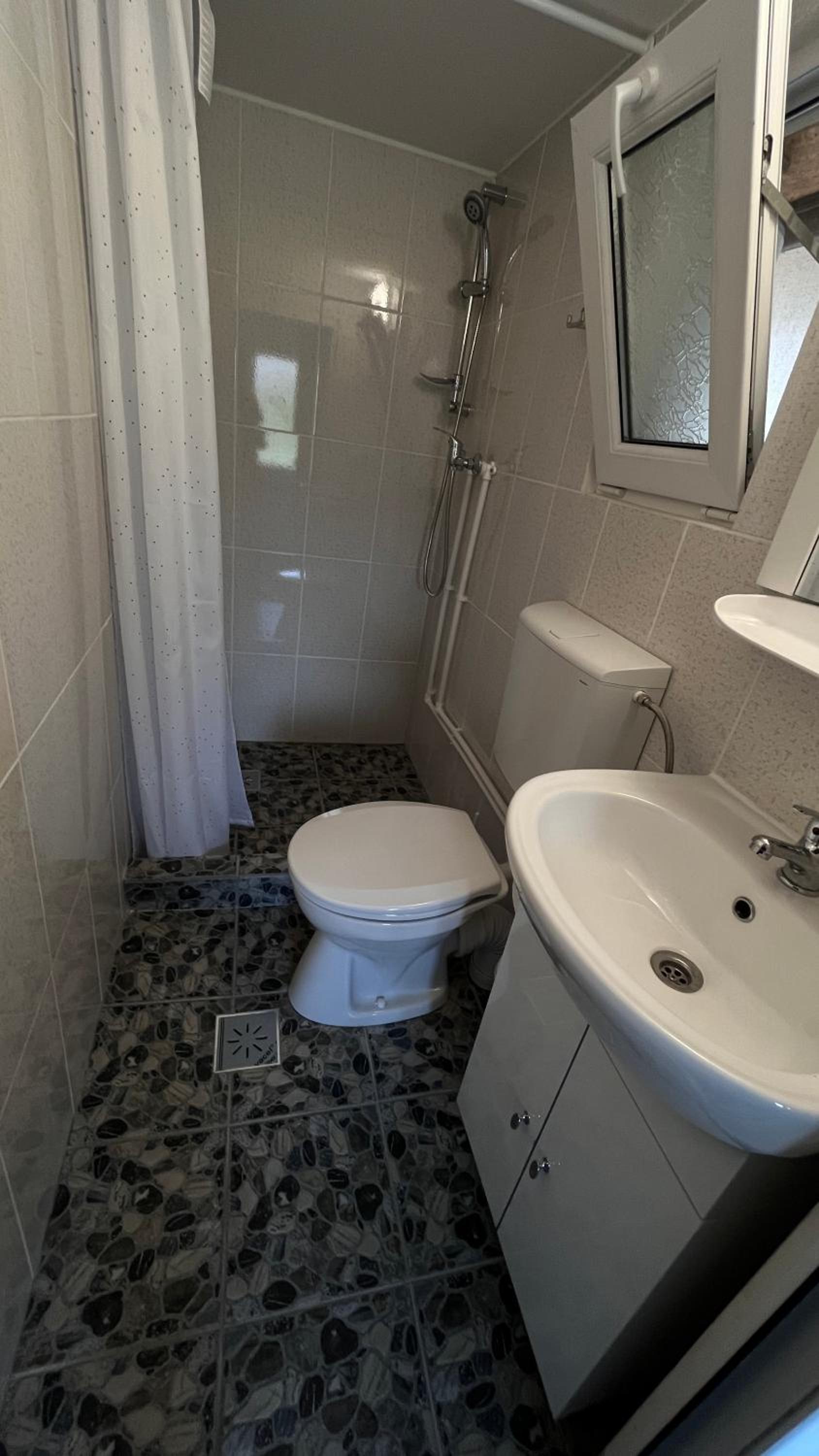 Double Room with Private Bathroom - Photo 12