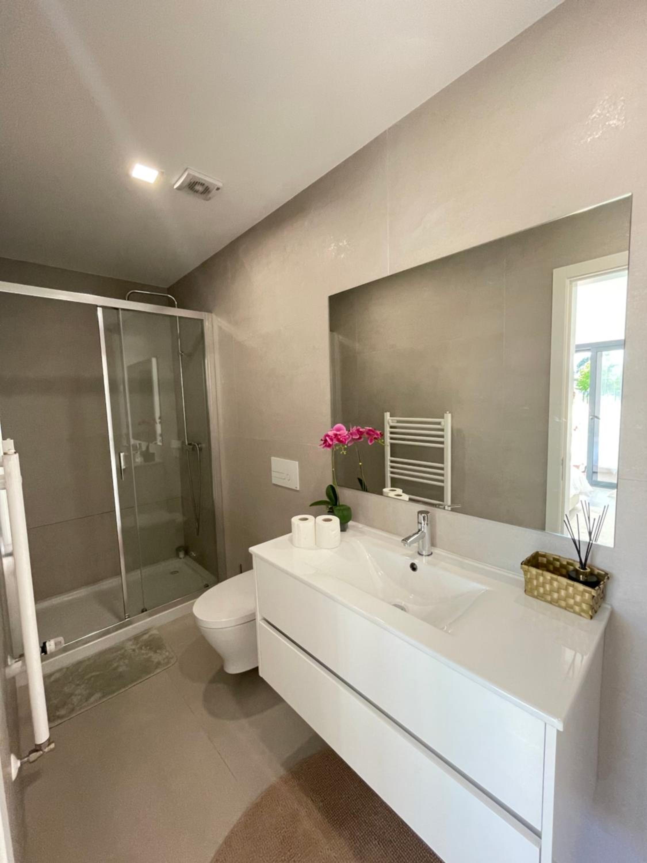 One-Bedroom Suite - Photo 9