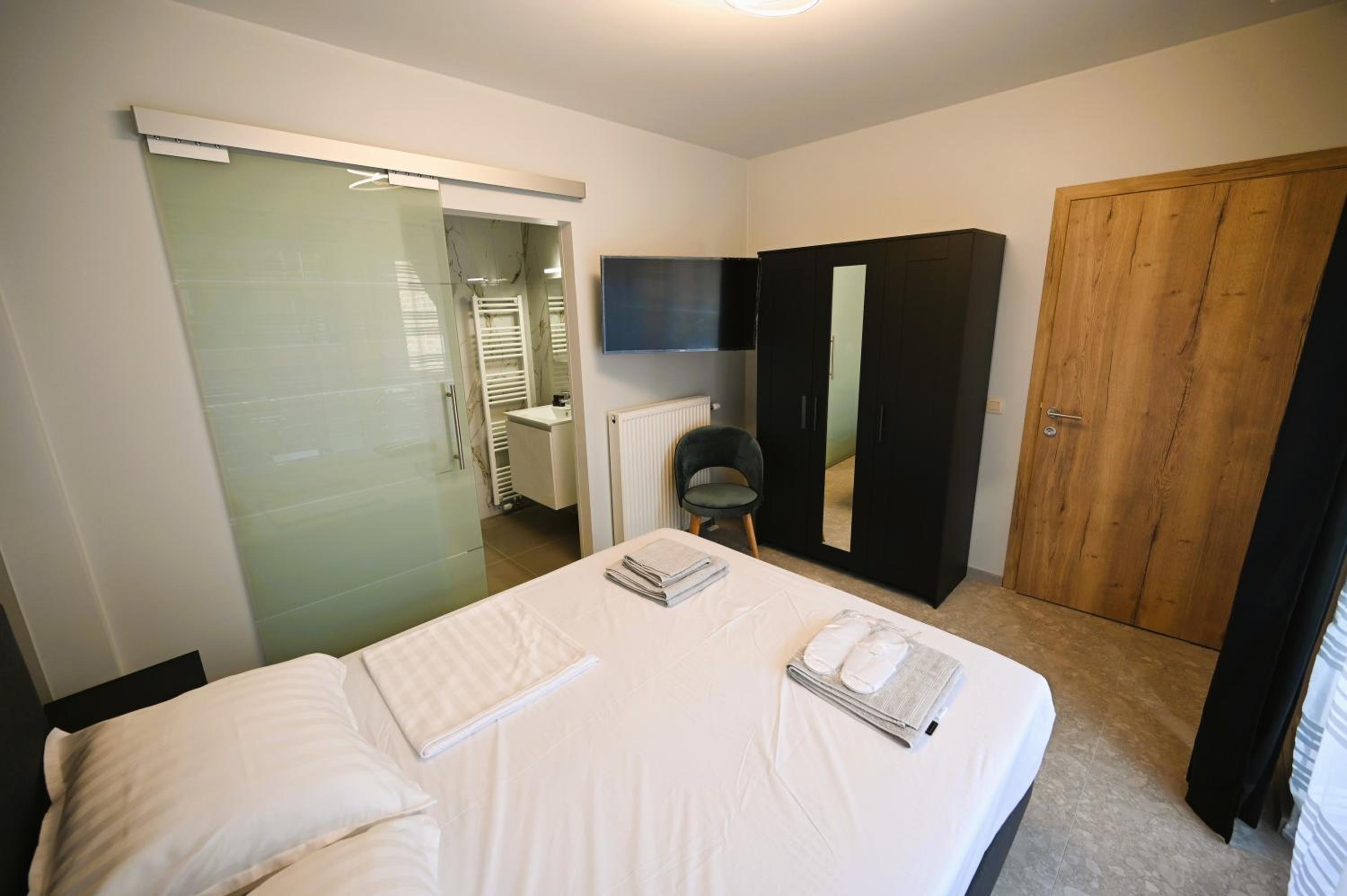 Double Room with Balcony - Photo 1