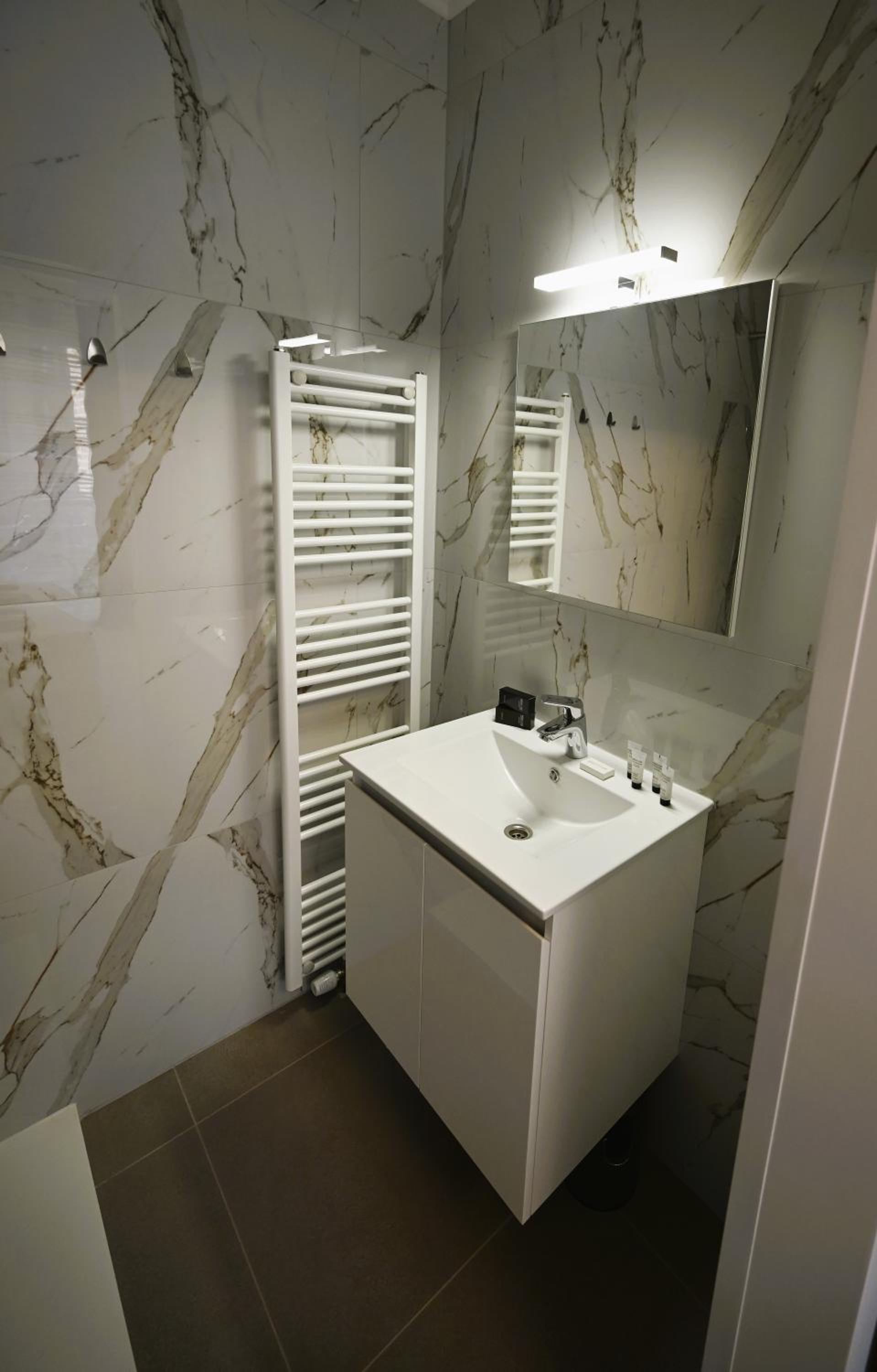 Double Room with Balcony - Photo 7