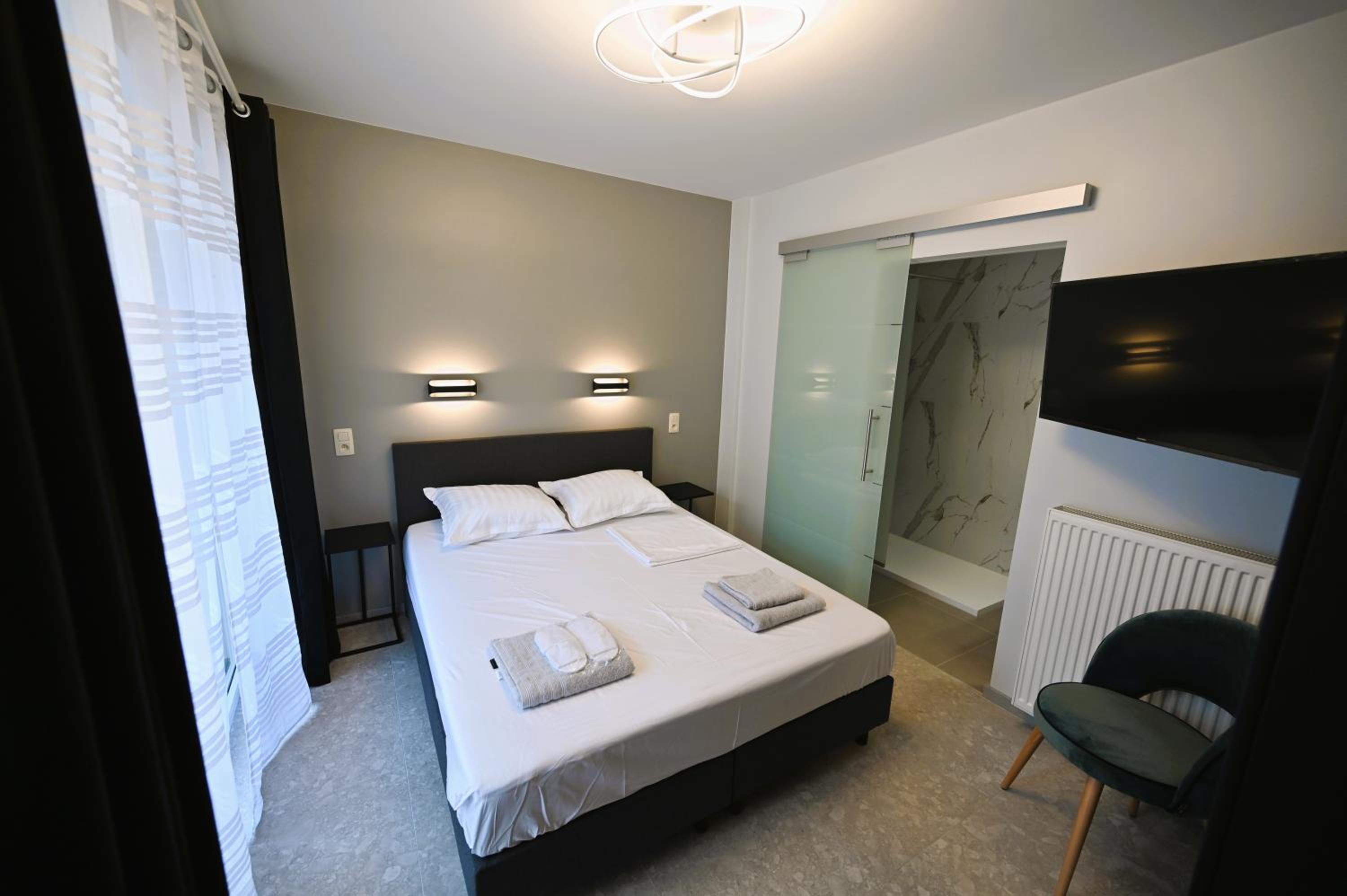 Double Room with Balcony - Photo 6