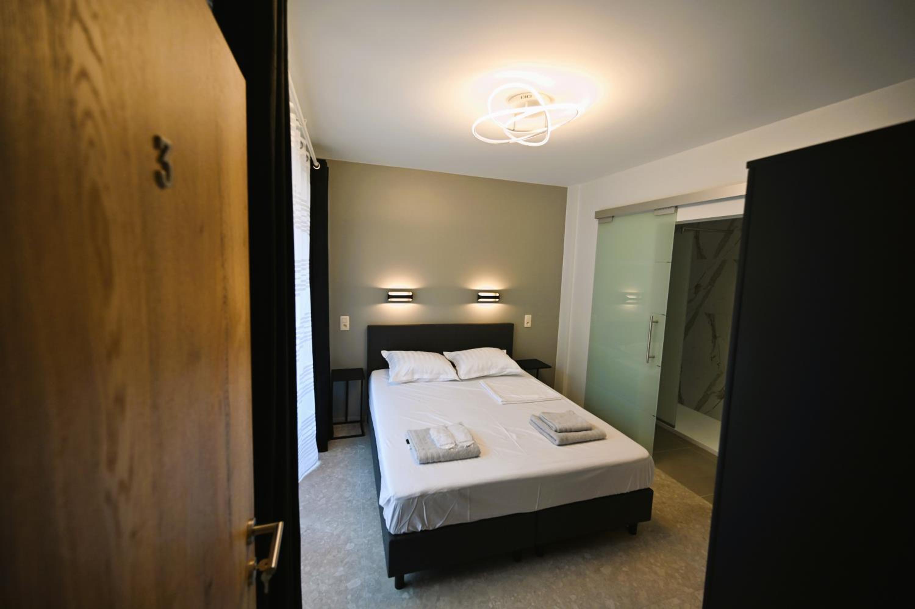 Double Room with Balcony - Photo 3