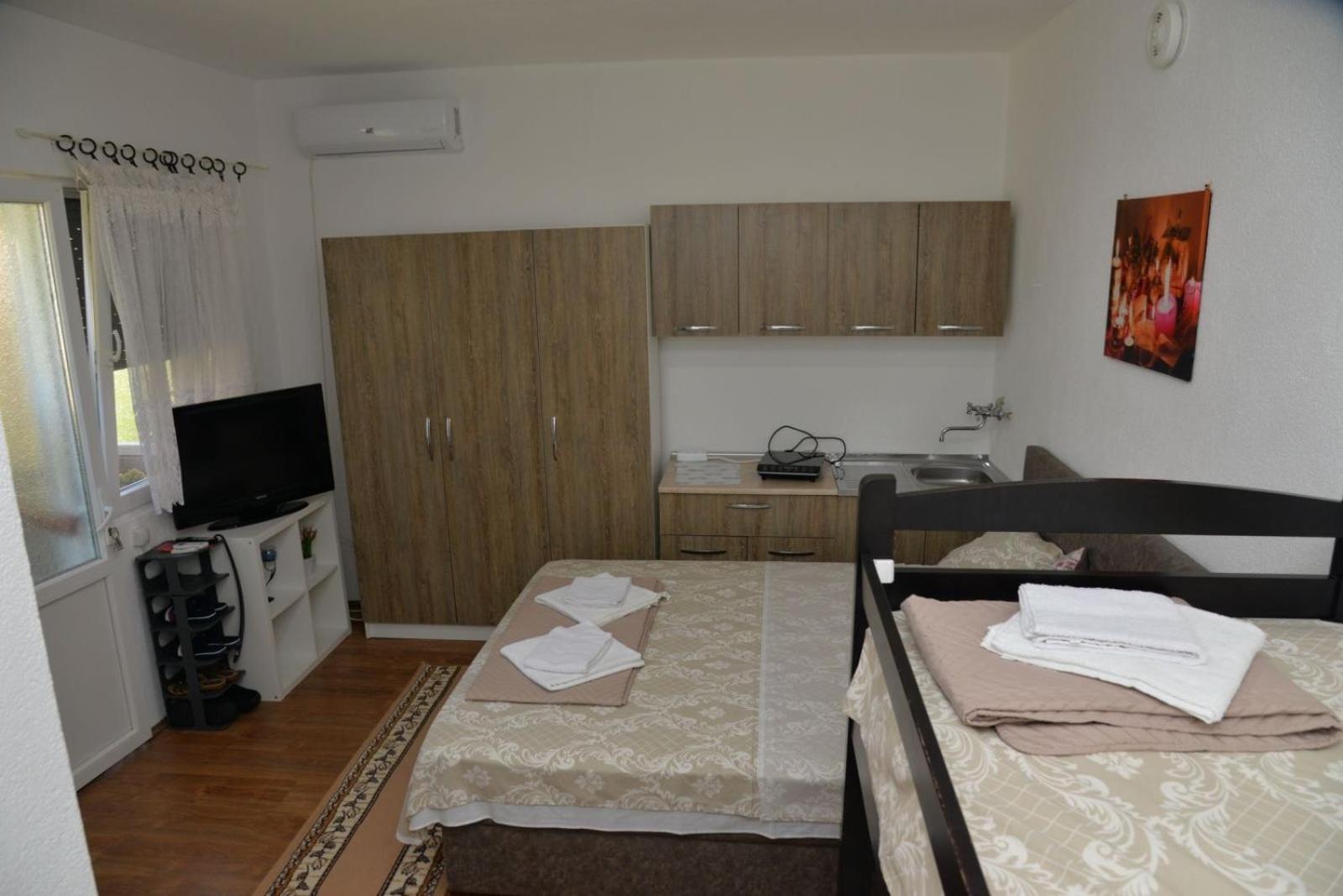 One-Bedroom Apartment photo 1