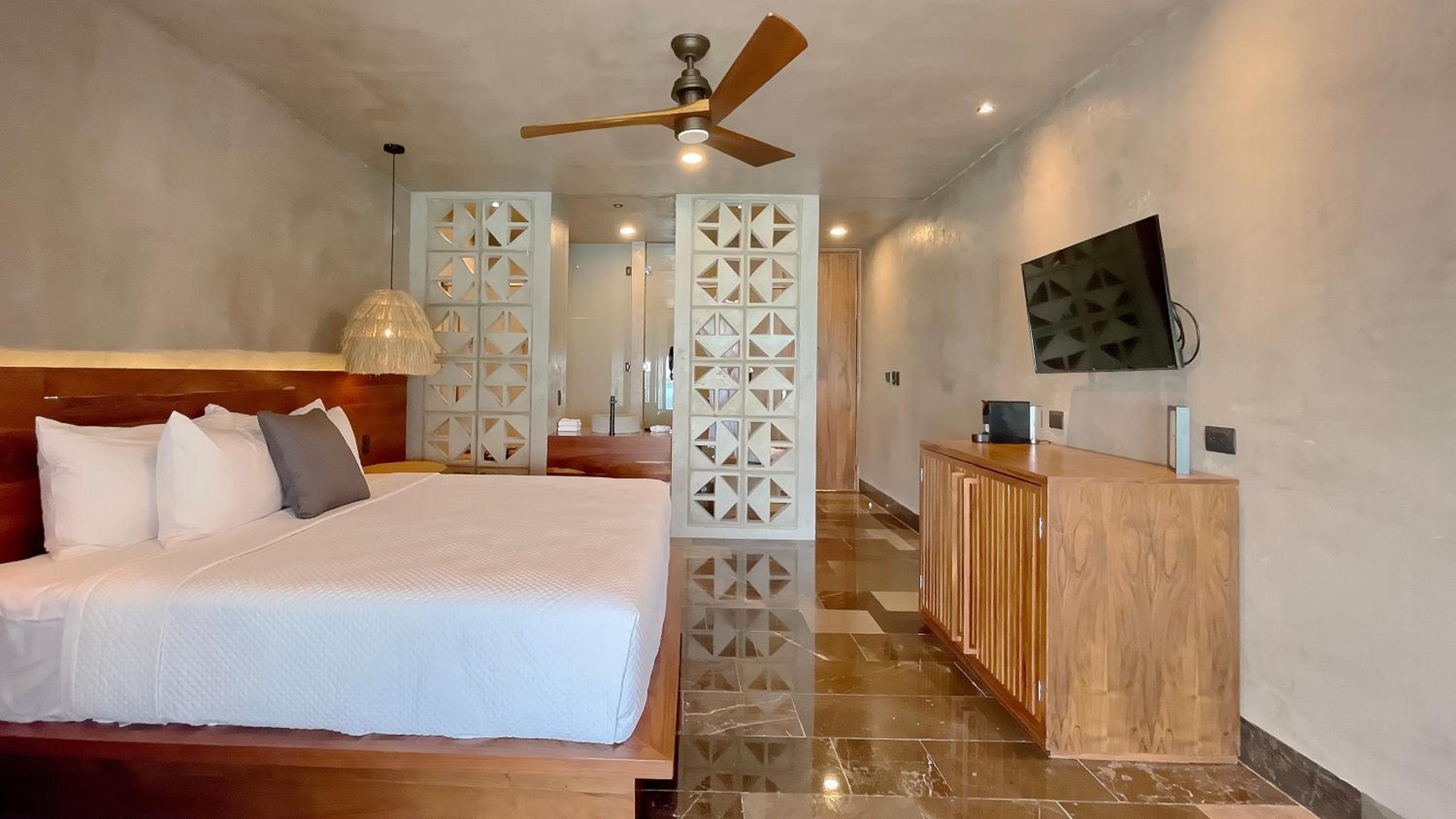 Deluxe King Room - Photo 1