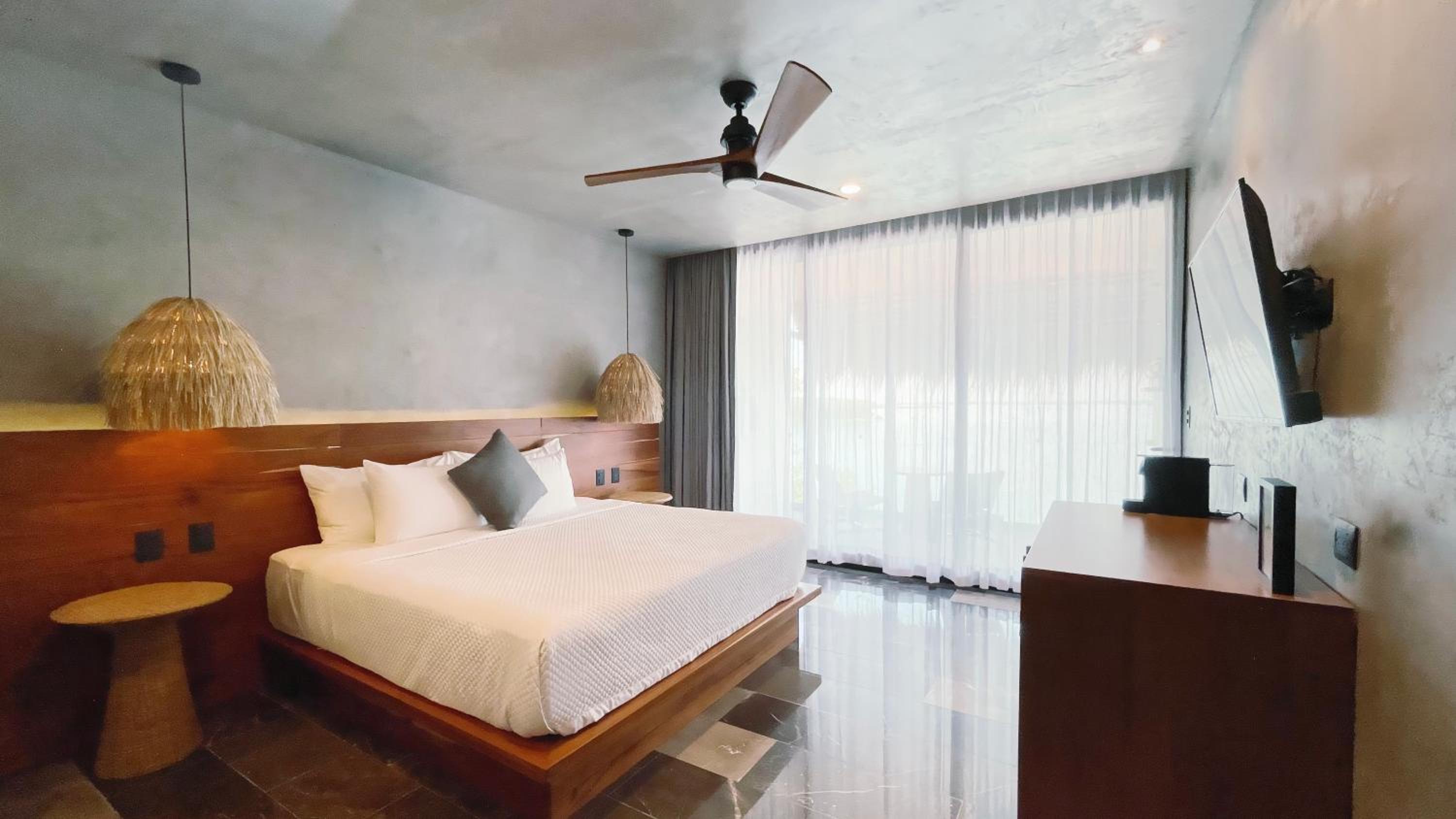 Deluxe King Room - Photo 2