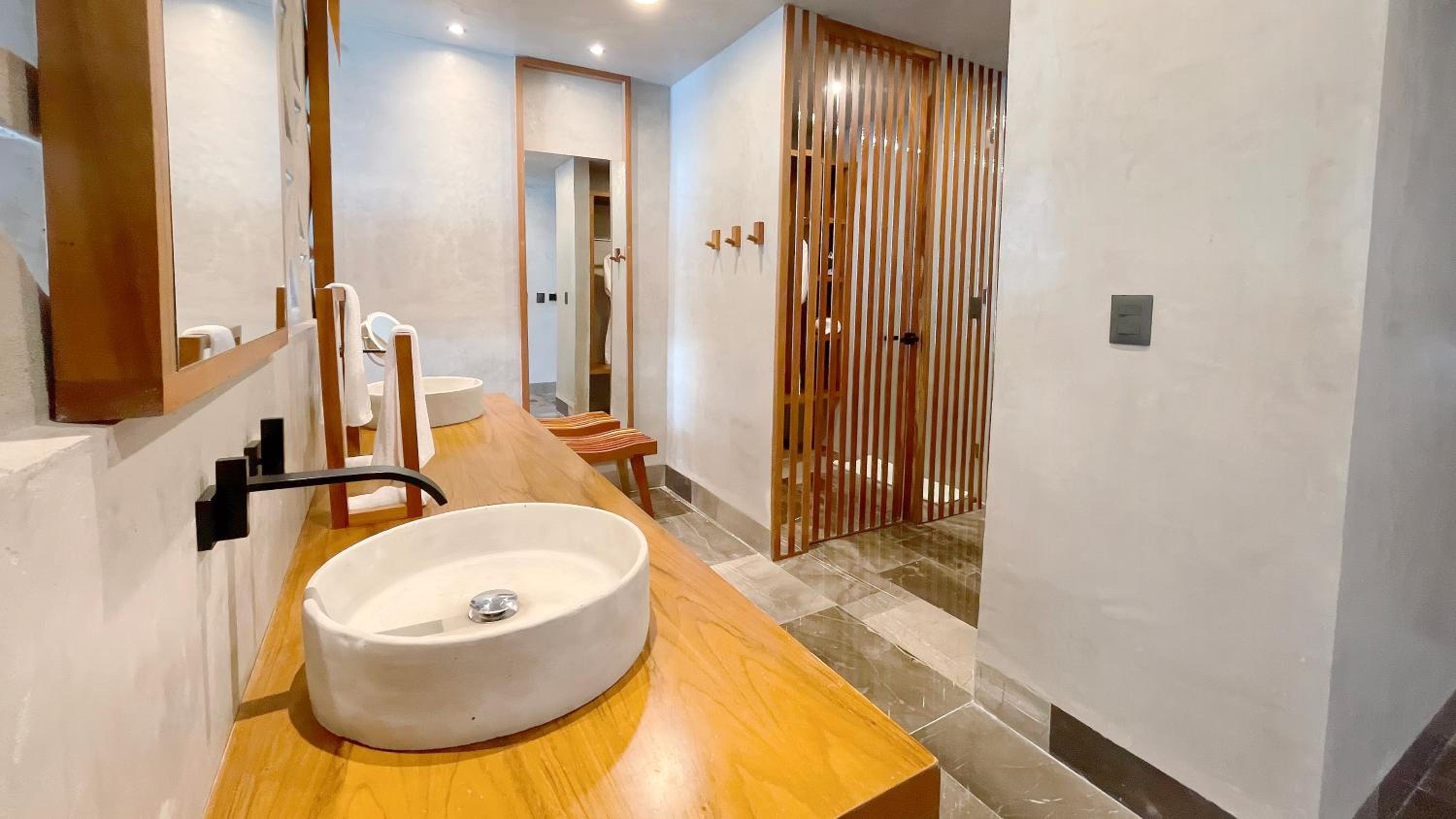 King Suite with Pool View - Photo 2