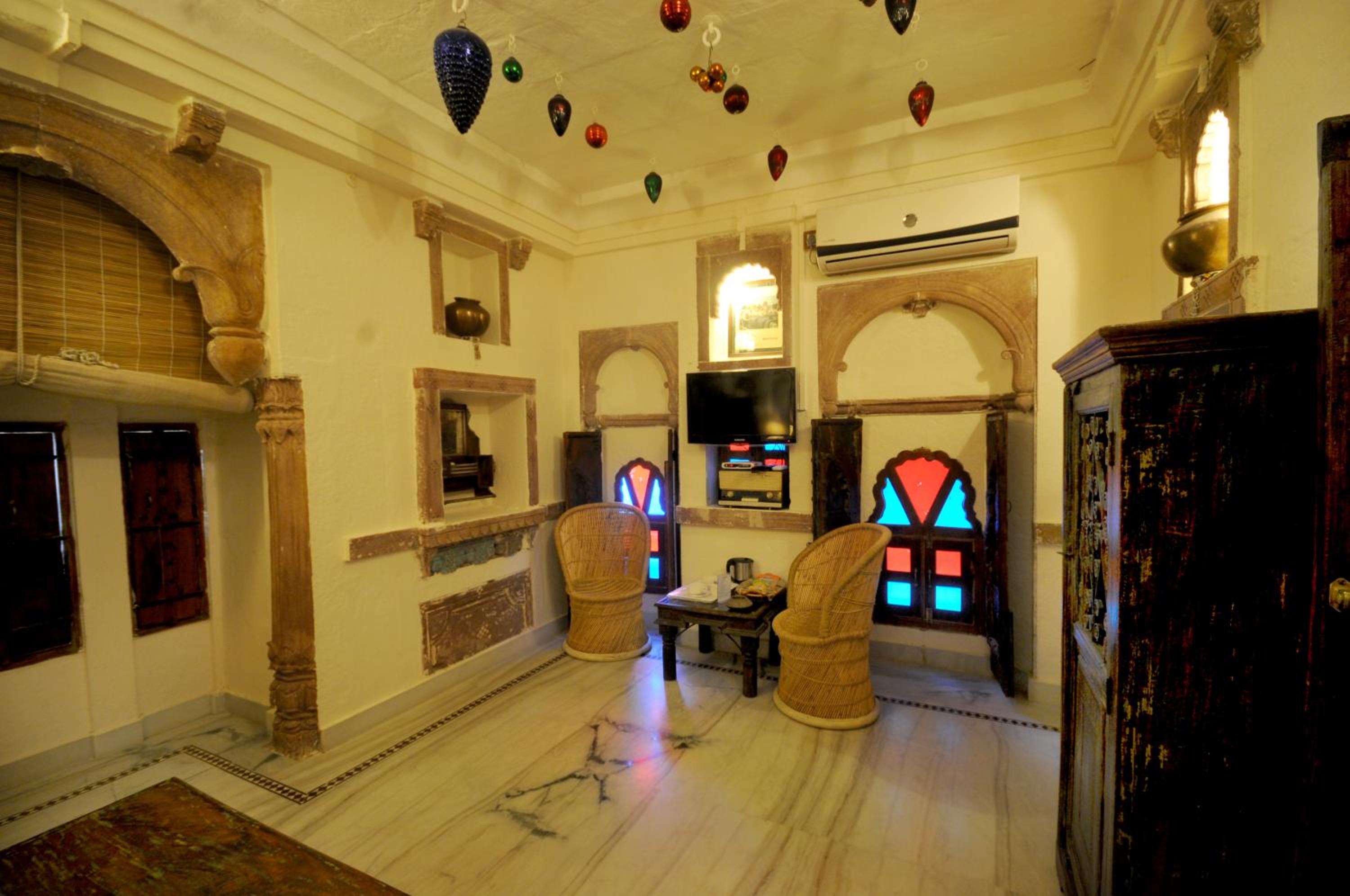 King Suite with Balcony - Photo 10