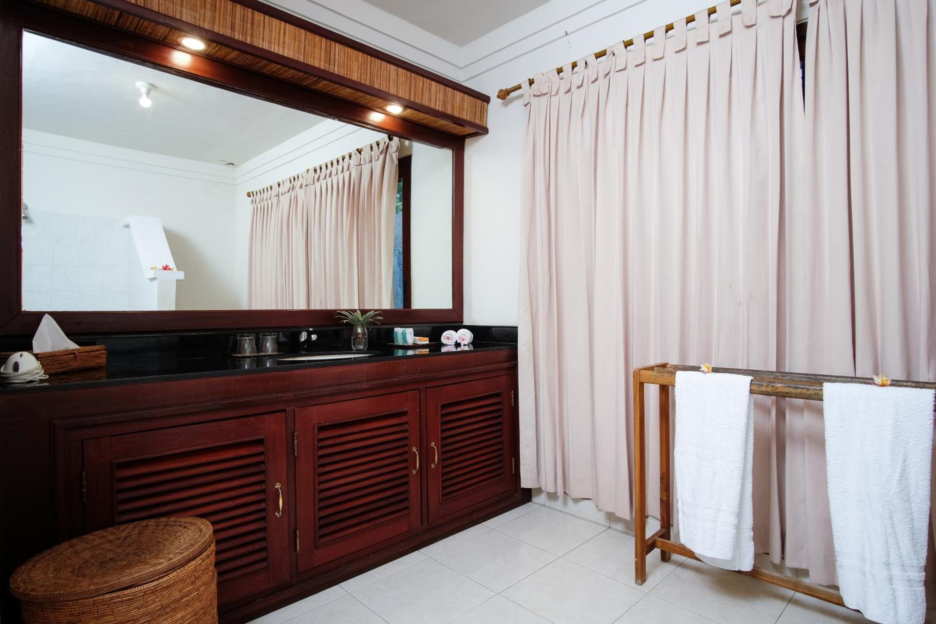 Deluxe Room with Garden View - Photo 10