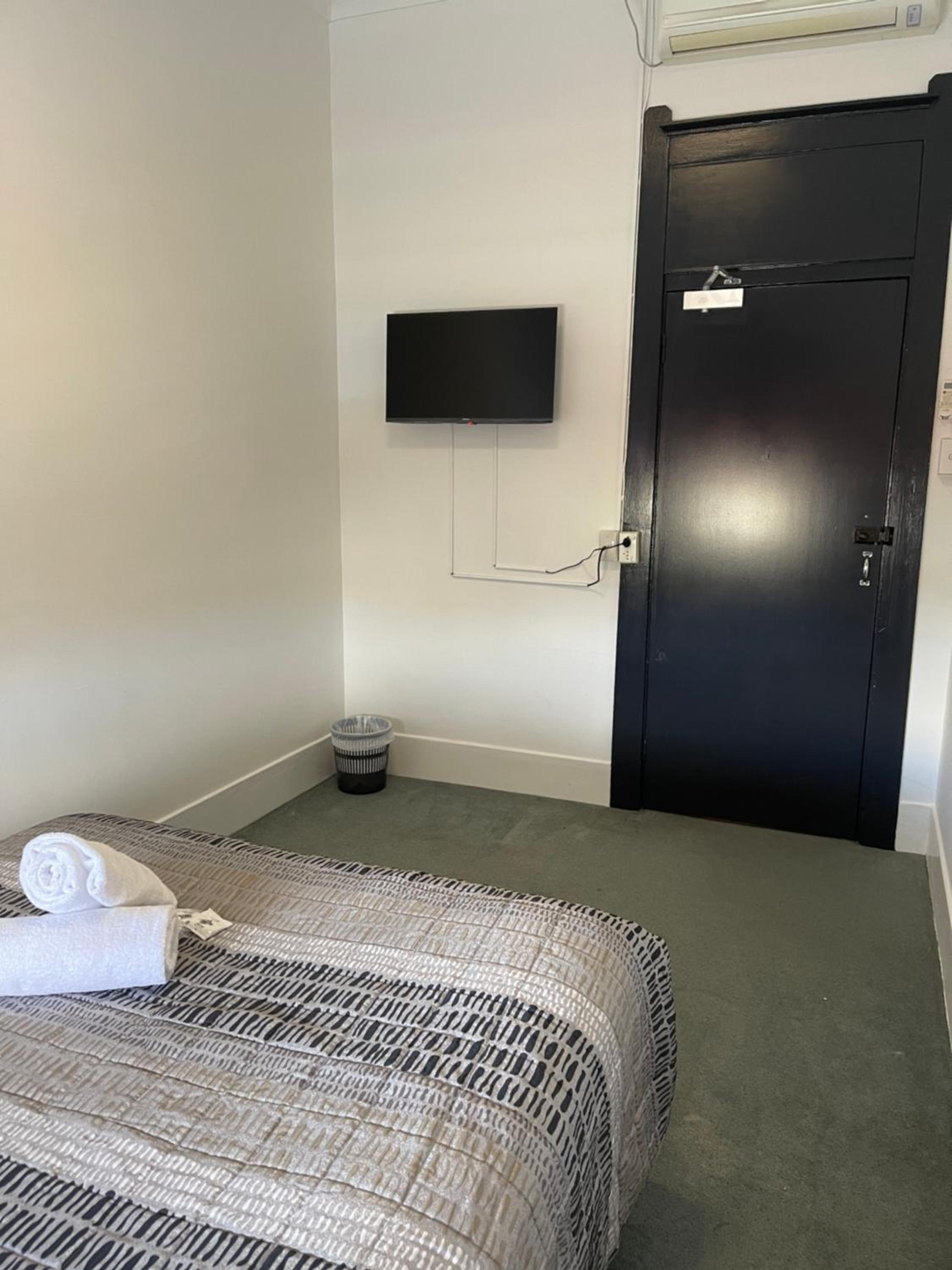 Double Room with Shared Bathroom photo 3