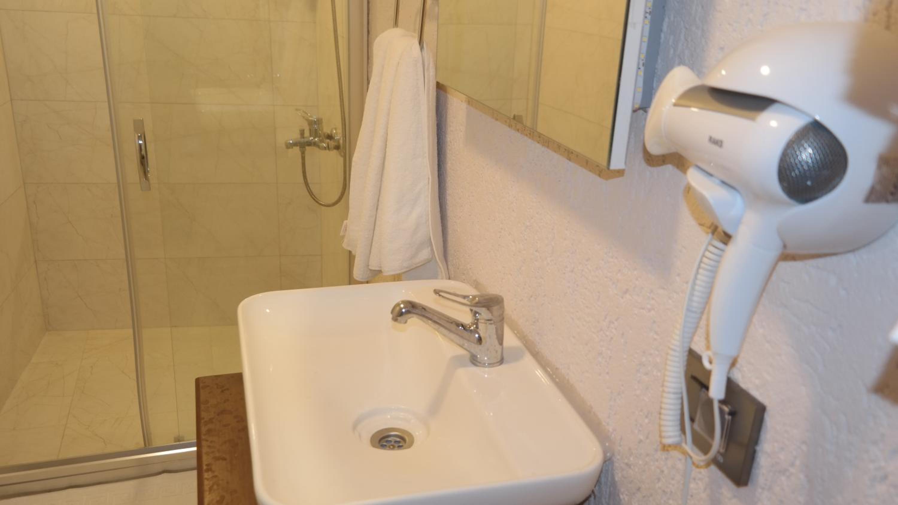 Deluxe Double Room - Photo 8