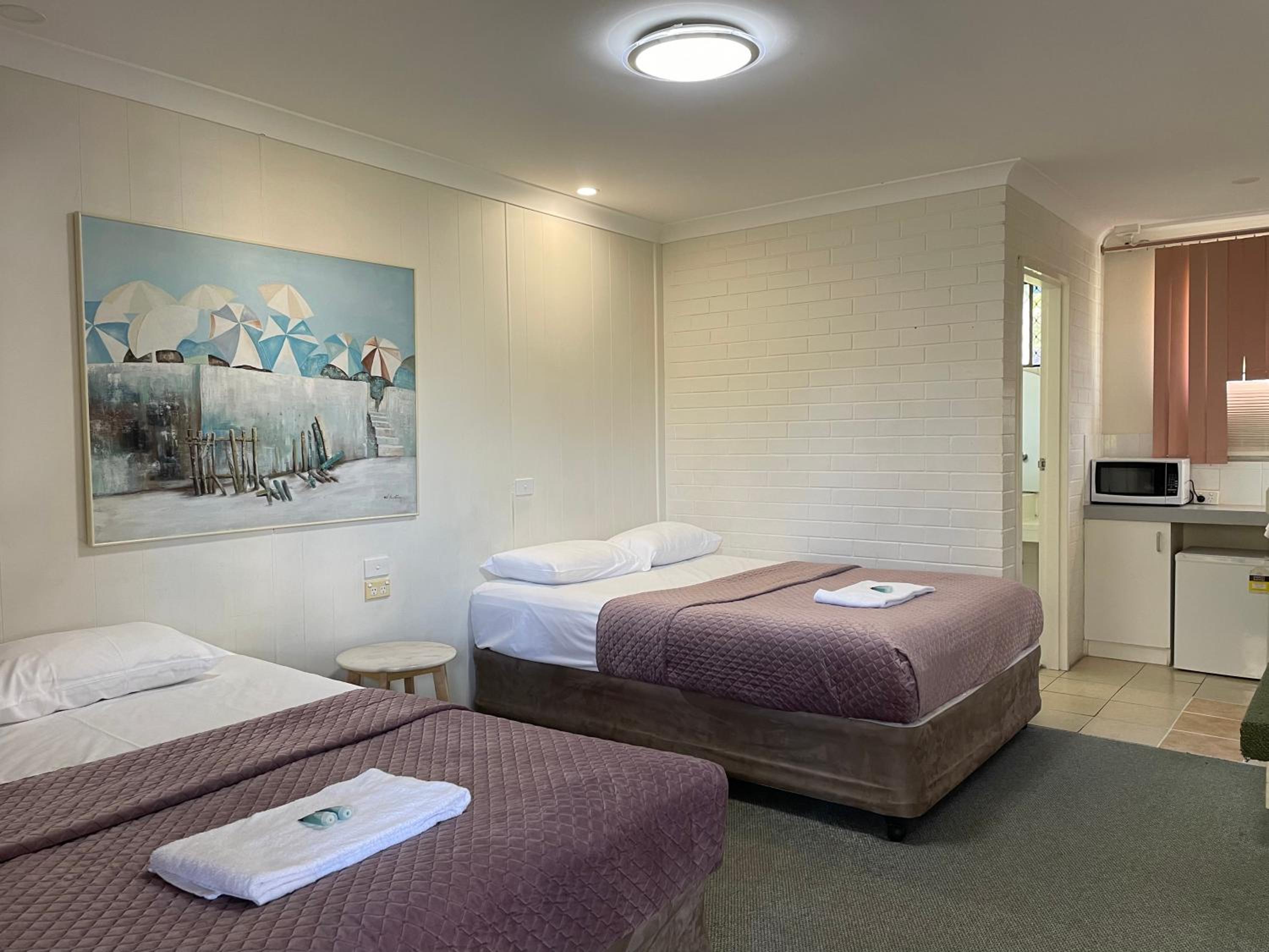 Standard Queen Room with Two Queen Beds photo 1