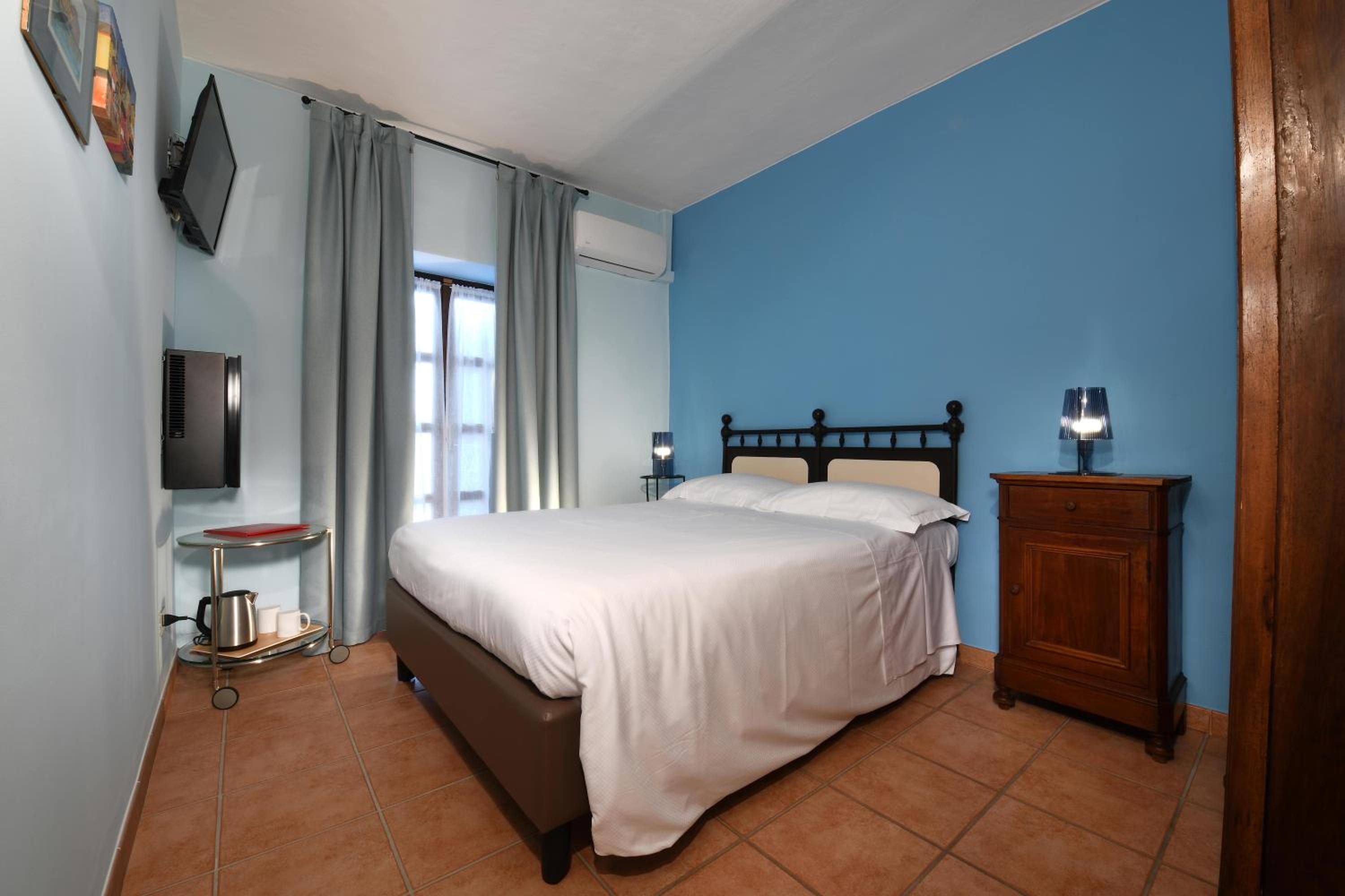 Double or Twin Room - Photo 4