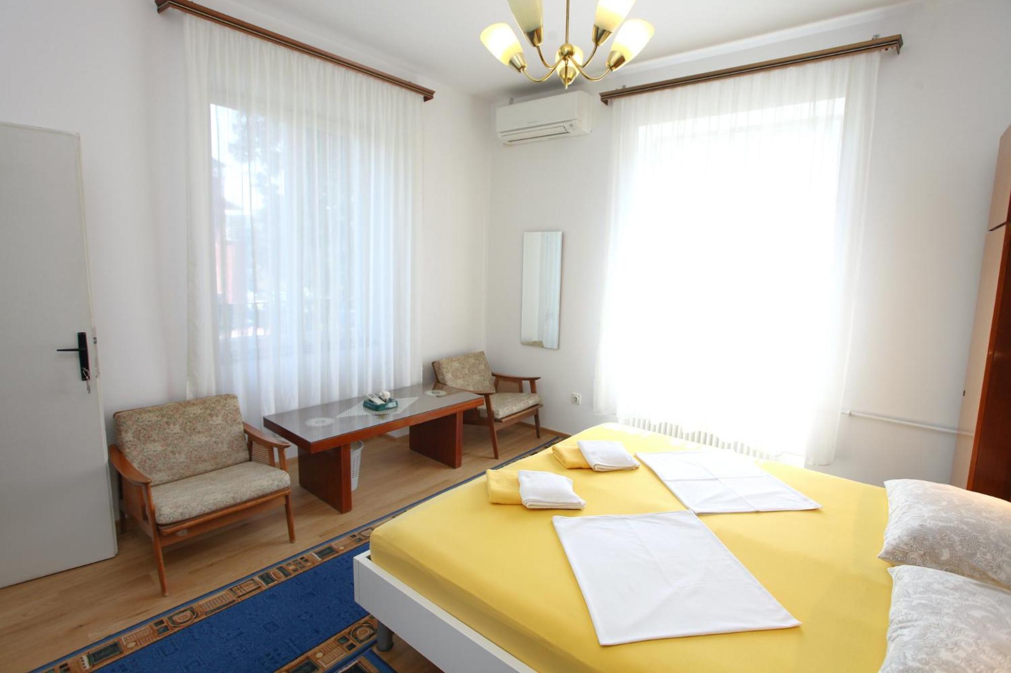 Double Room with Shared Bathroom photo 1