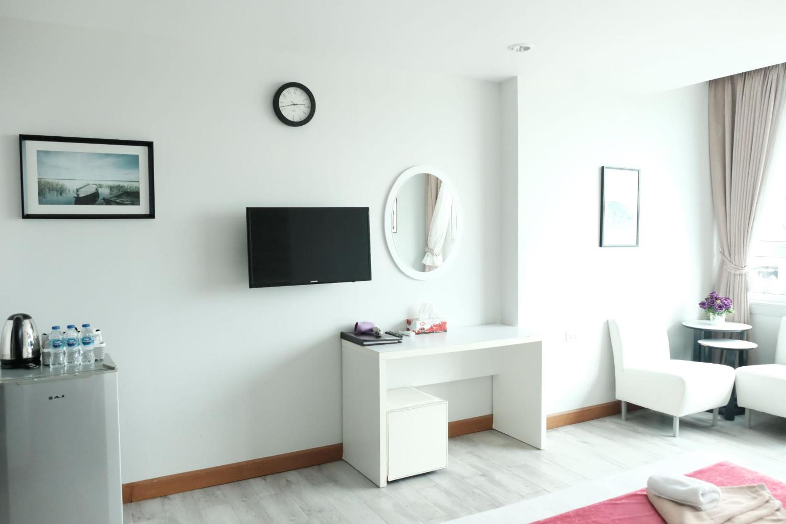 Triple Room with View thumbnail 5