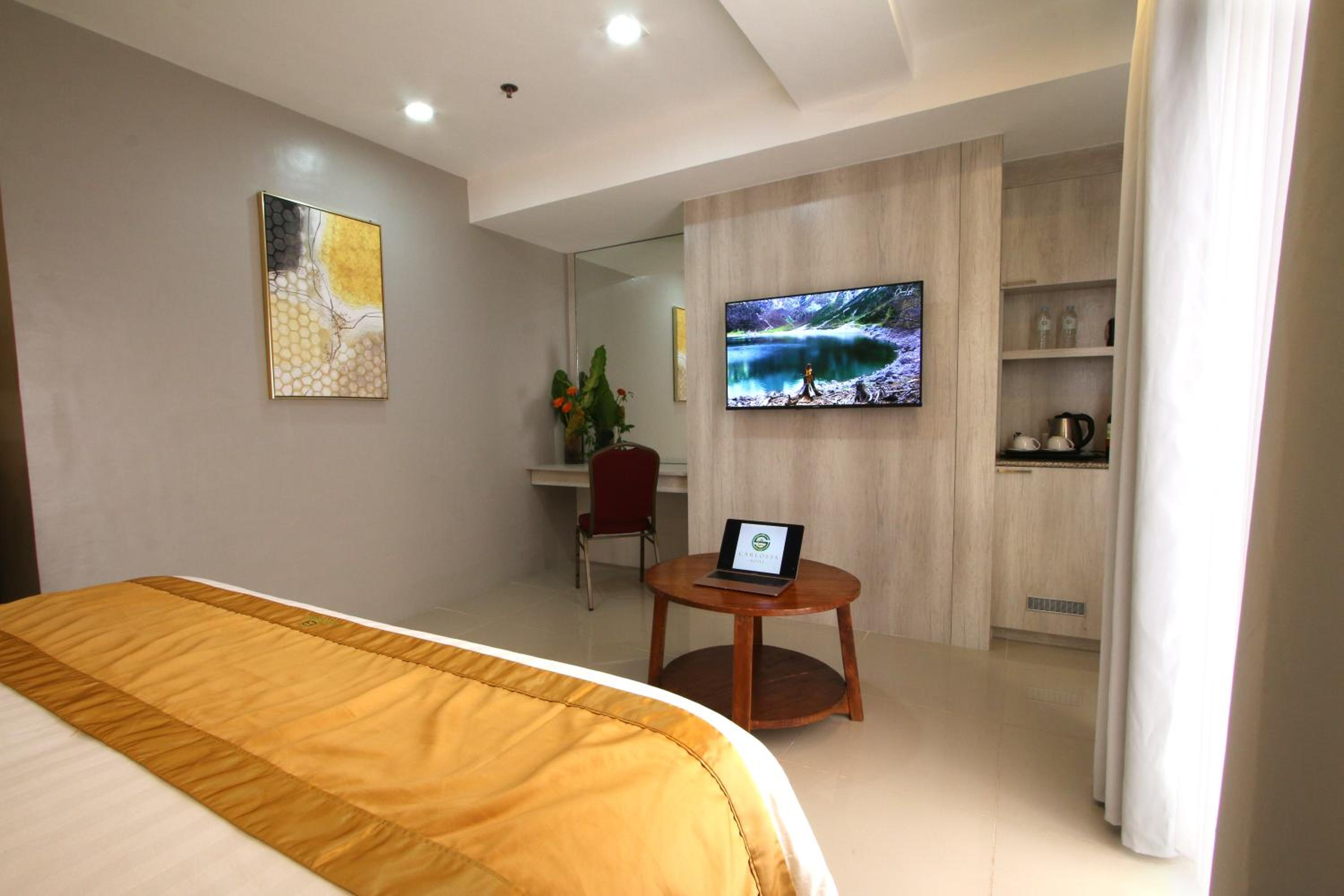 King Suite with Balcony photo 3