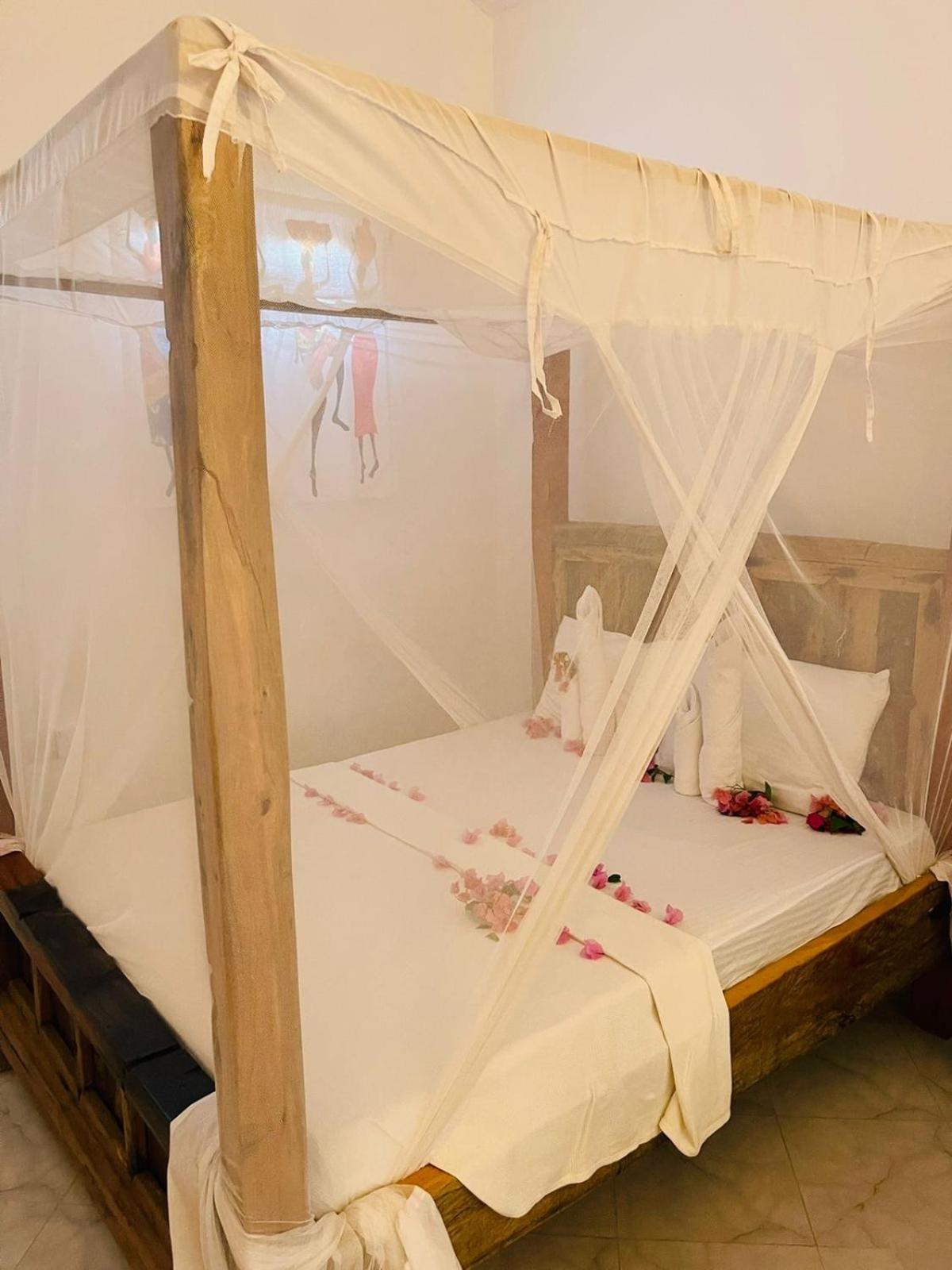 Deluxe Double Room (2 Adults + 1 Child) - Photo 9