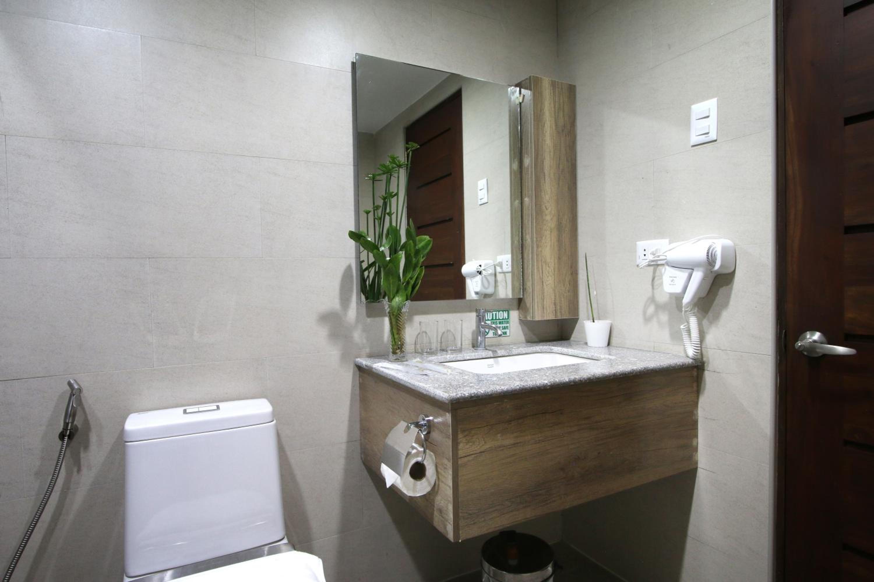 Deluxe Double Room (2 Adults + 1 Child) photo 3