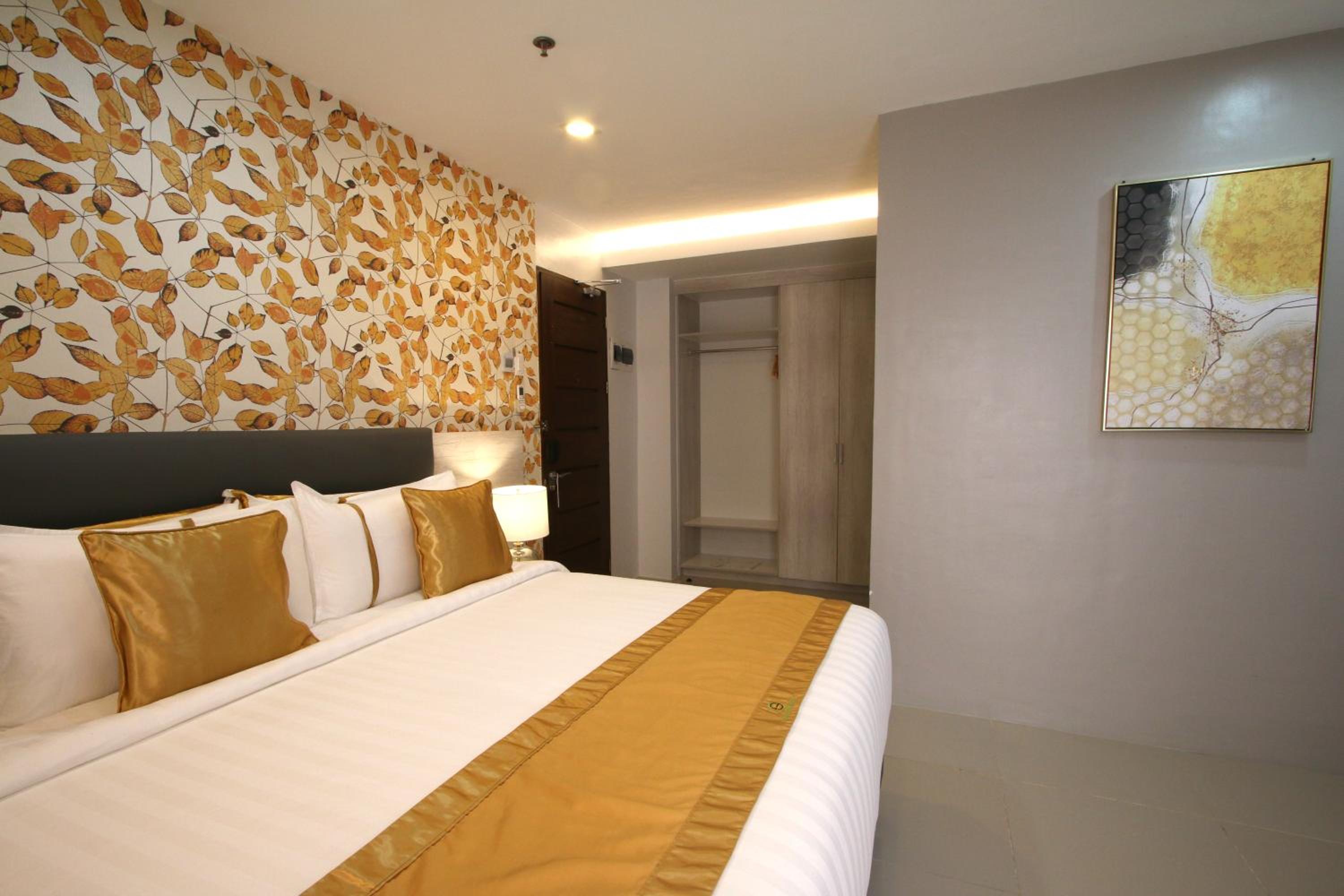 King Suite with Balcony photo 2