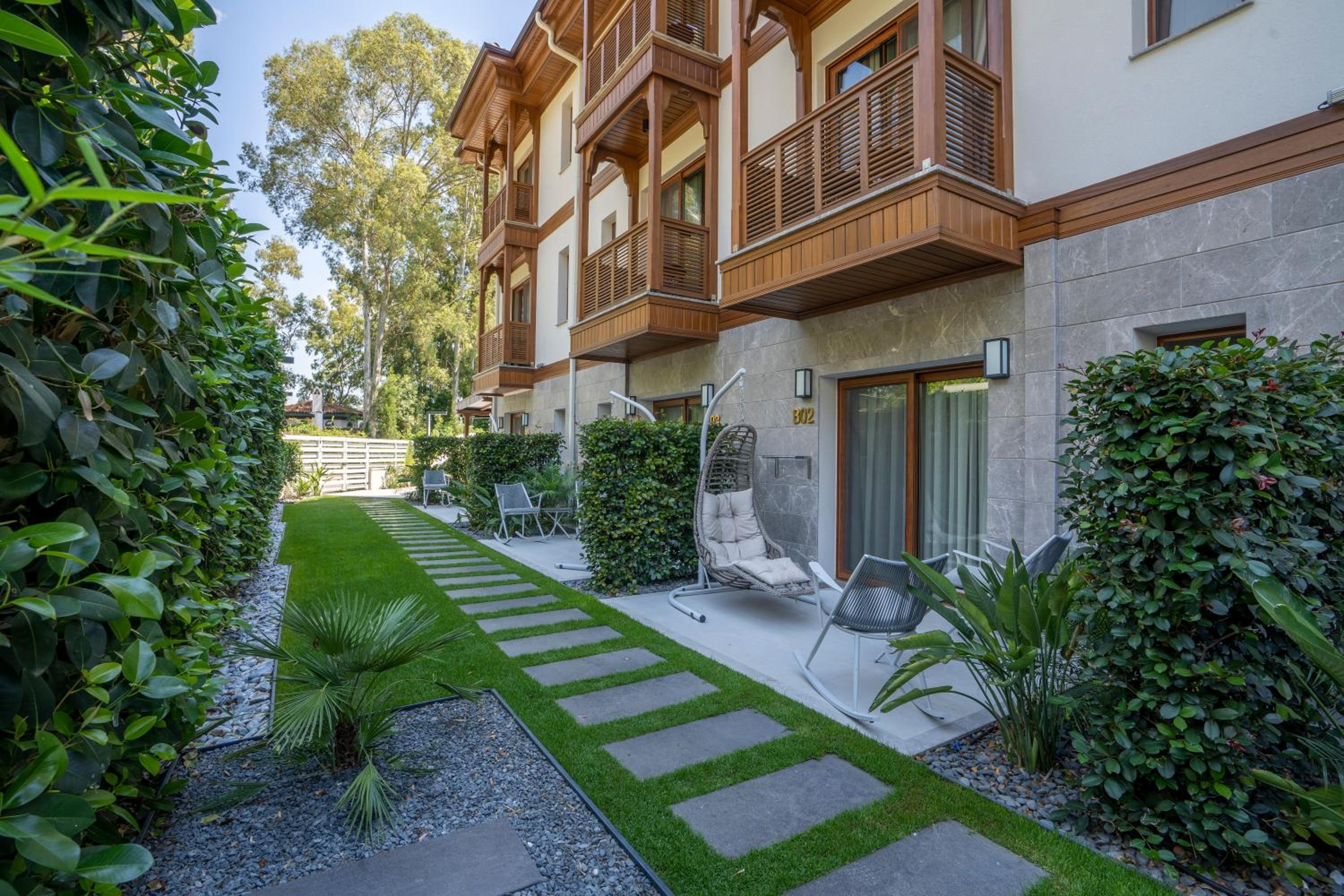 Executive Suite - Photo 6