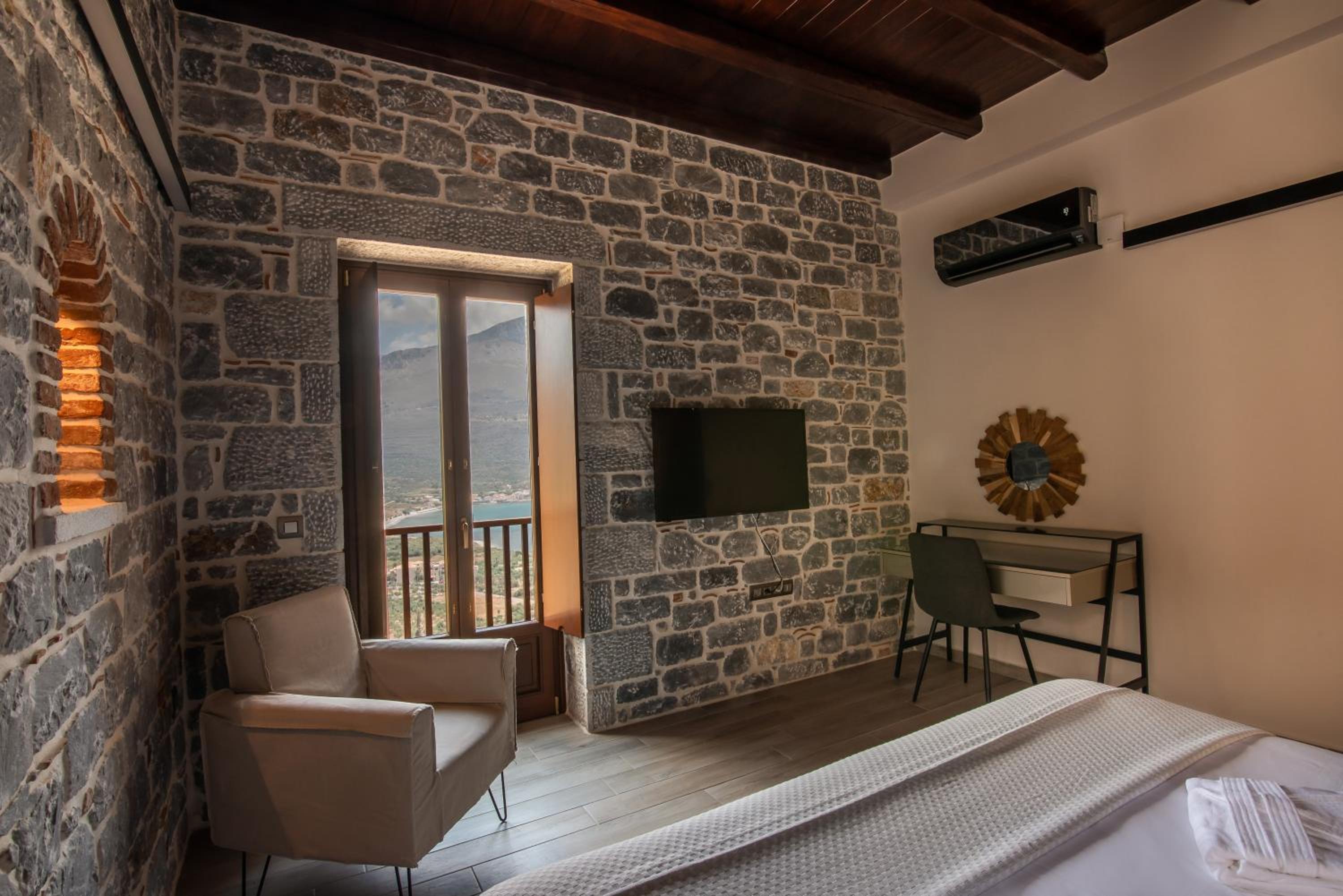 Executive Suite - Photo 4