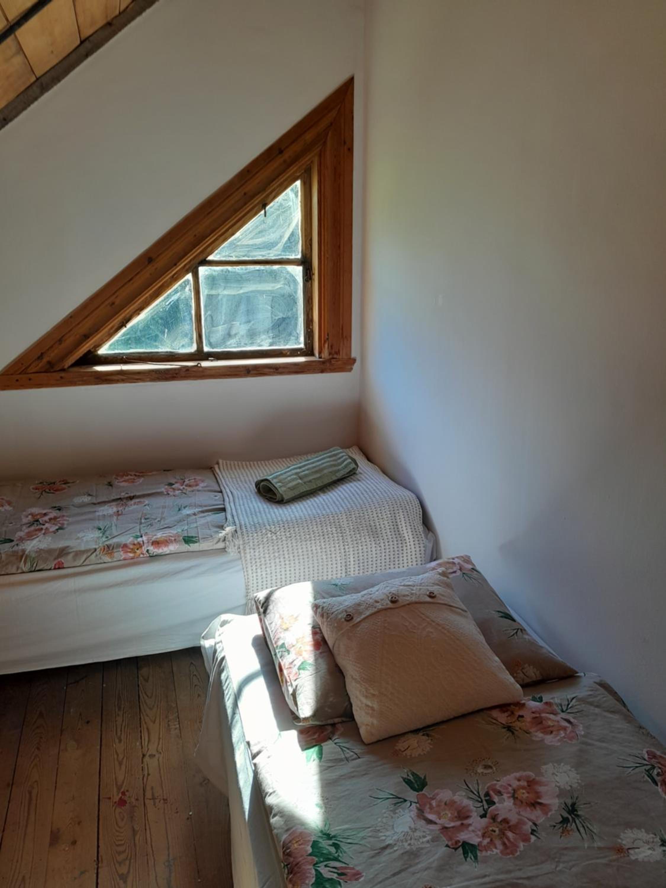 Standard Twin Room with Shared Bathroom photo 2