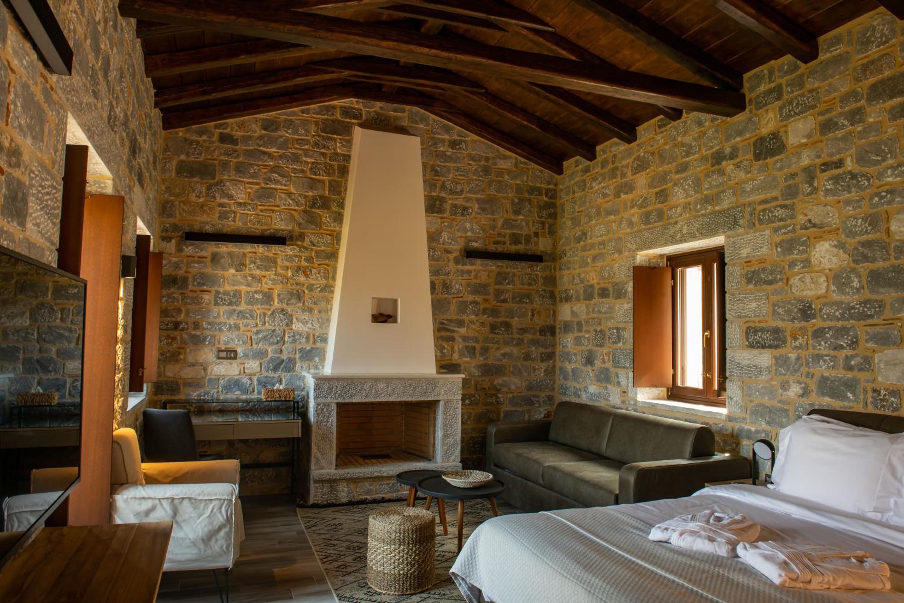 Deluxe Suite with Sea View - Photo 5