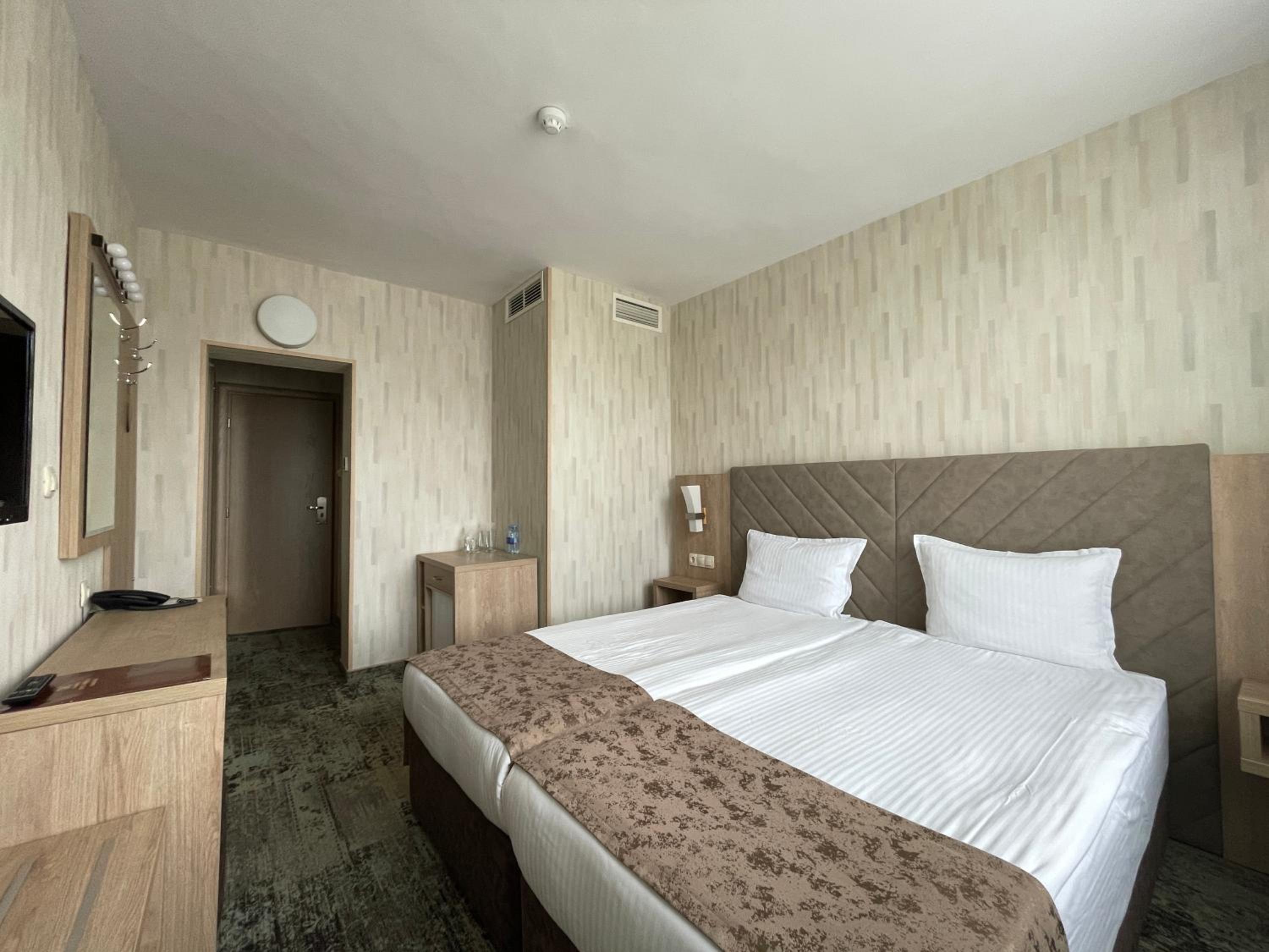 Double or Twin Room - Photo 5