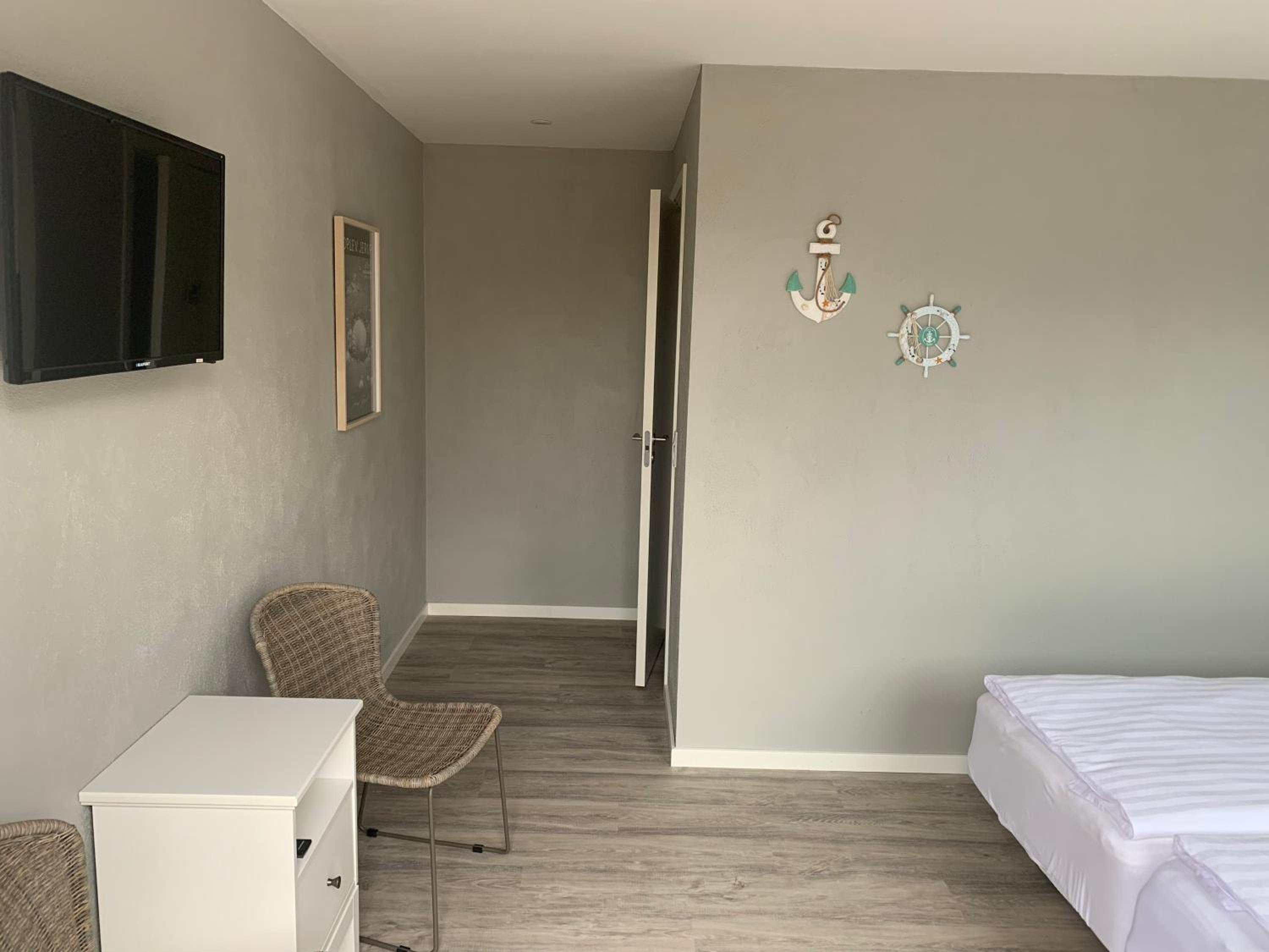 Deluxe Double Room with Shower - Photo 4