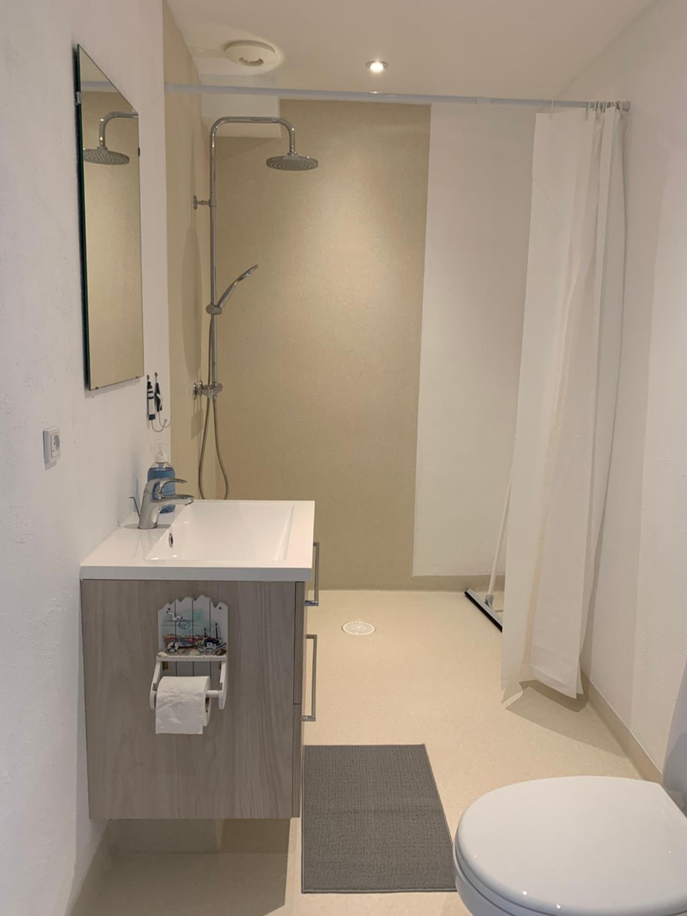 Deluxe Double Room with Shower - Photo 6