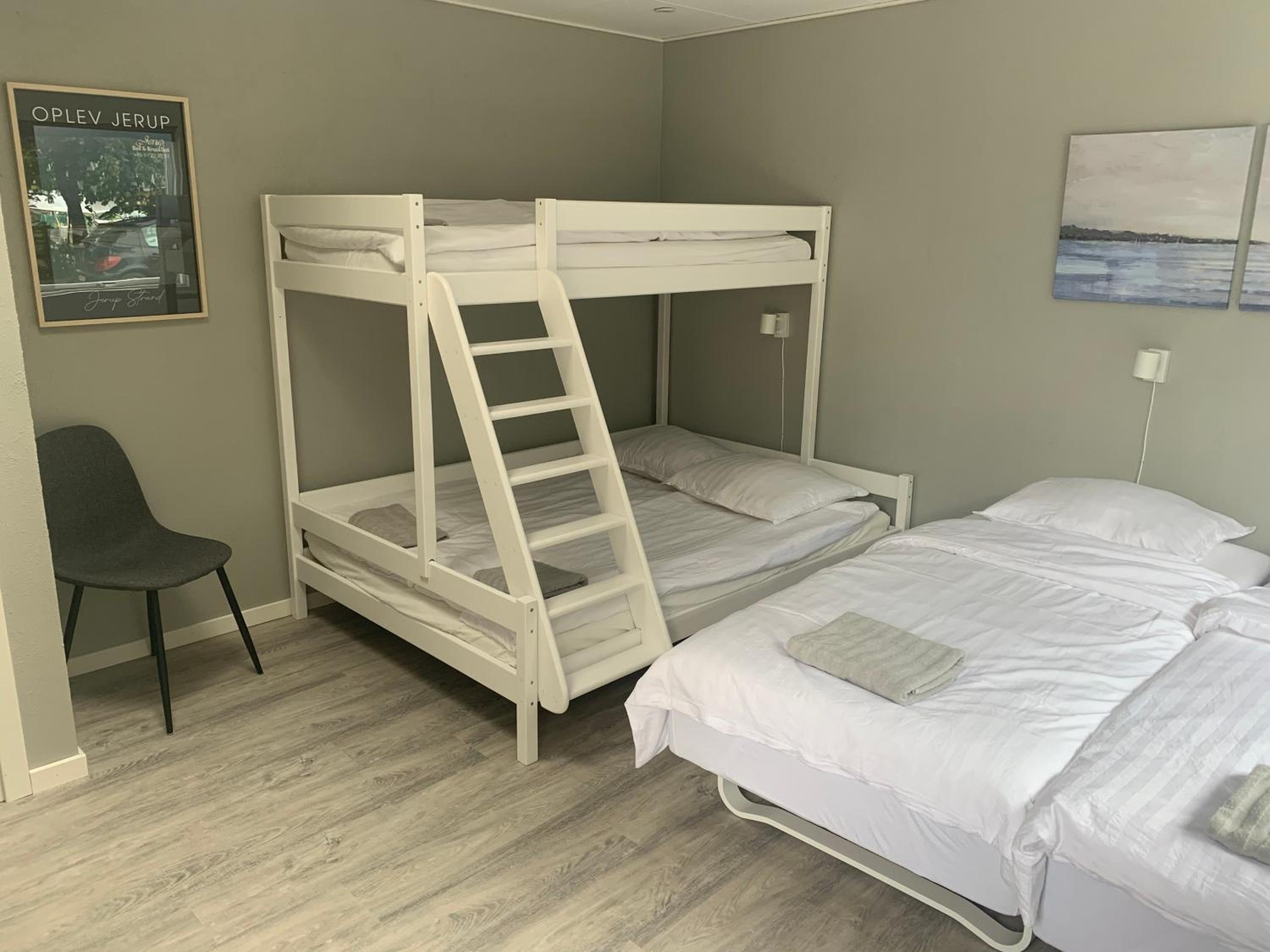 Family Room - Disability Access - Photo 13