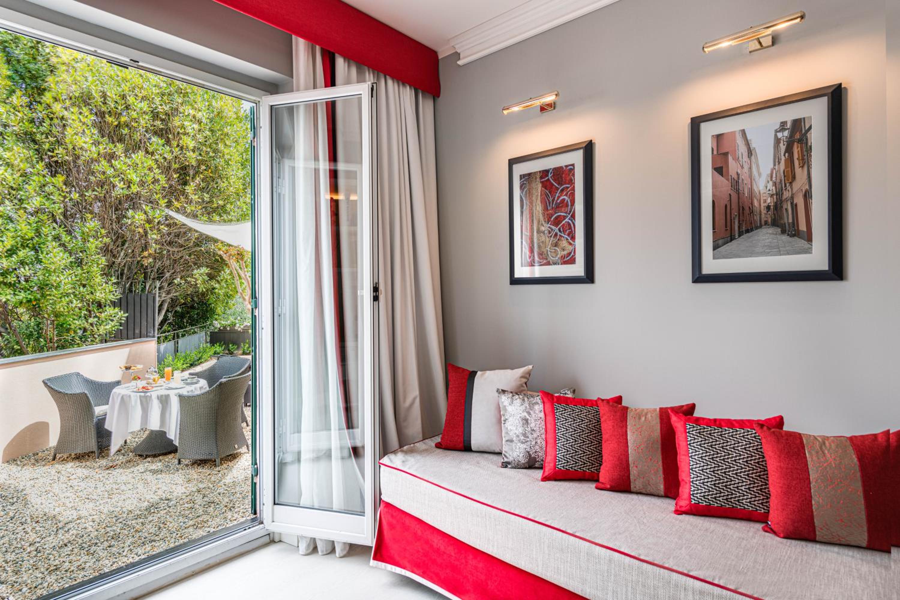 Junior Suite Deluxe with Private Garden - Photo 3