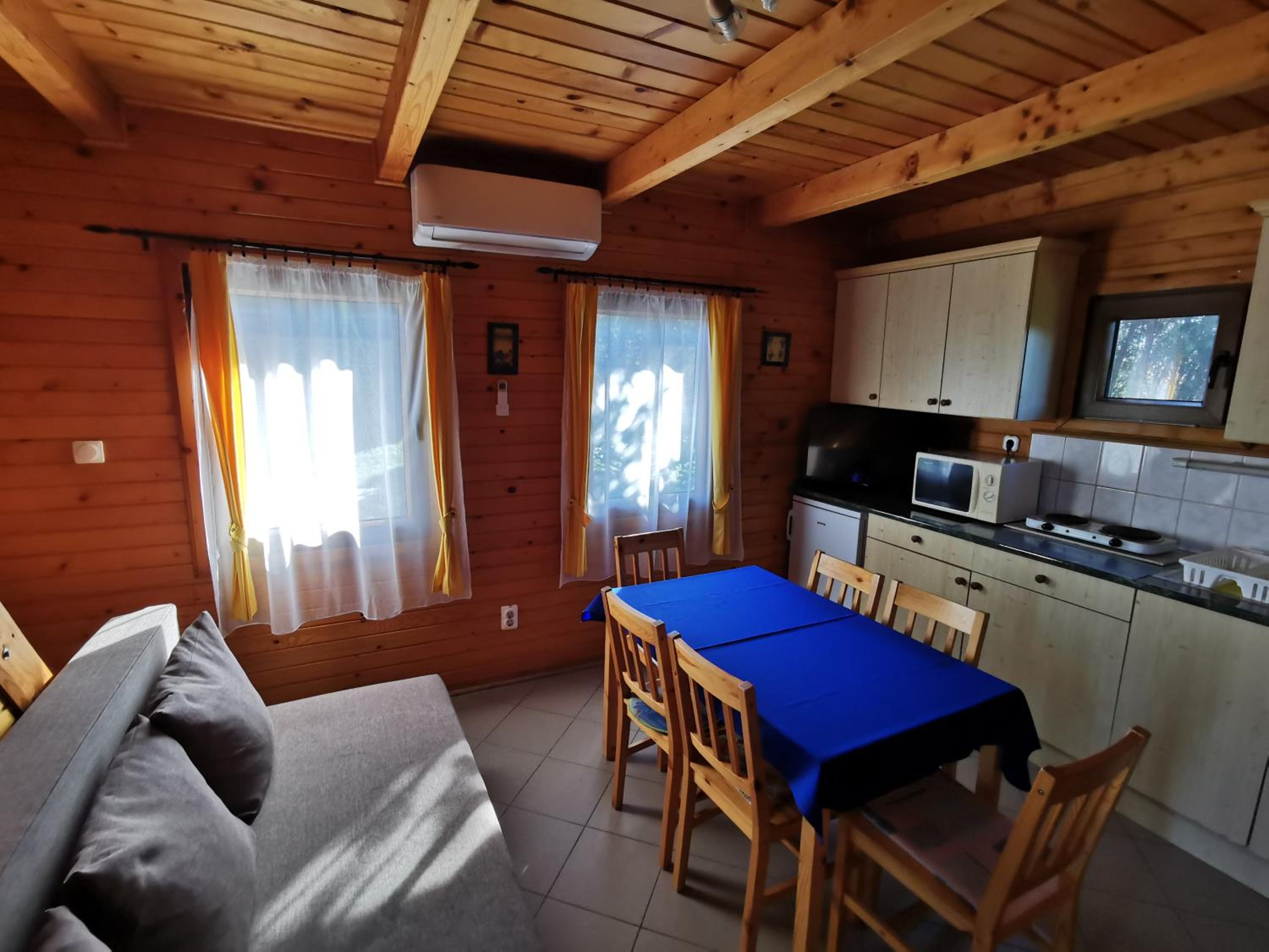Three-Bedroom Bungalow with Terrace photo 3