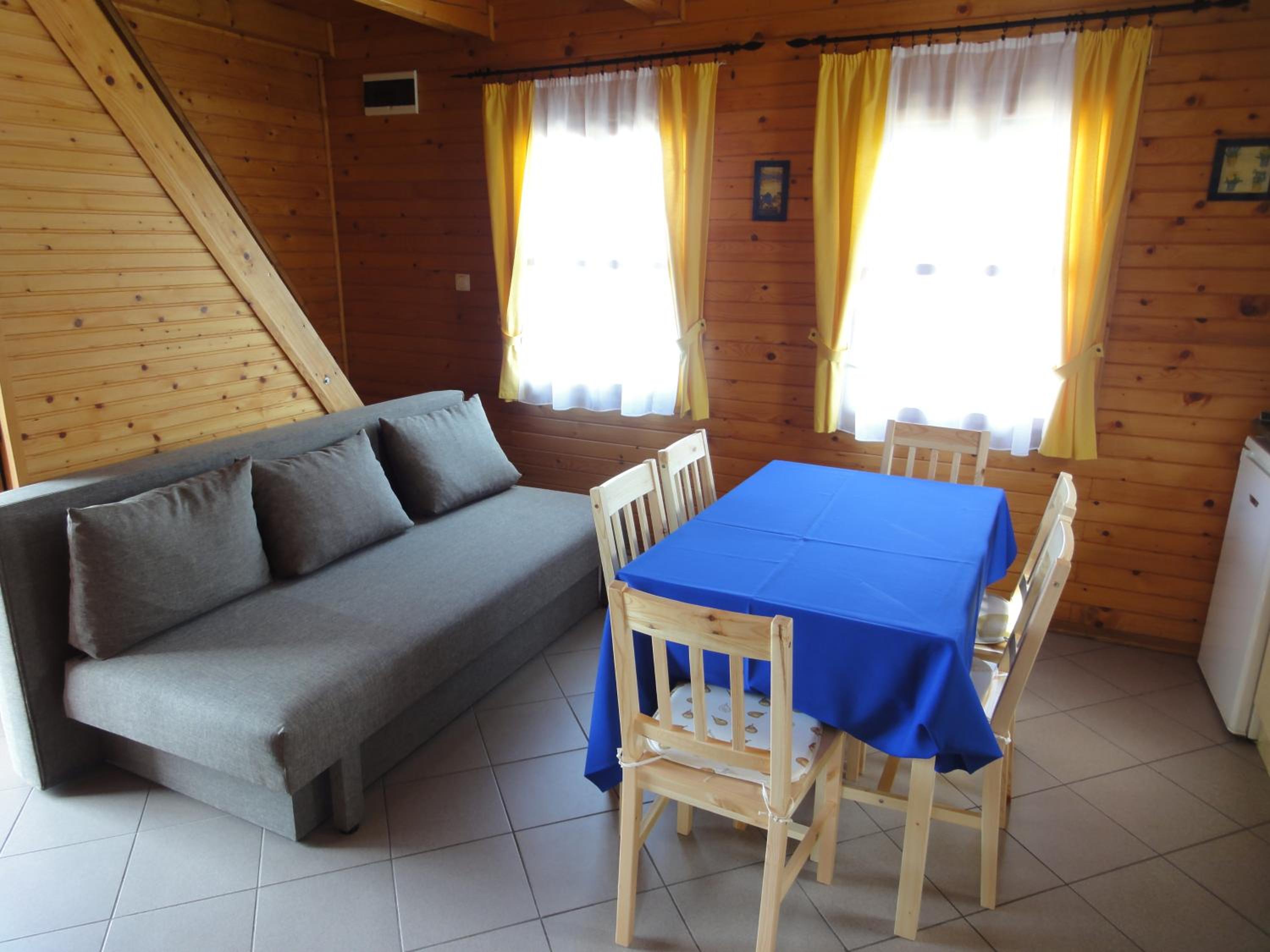 Three-Bedroom Bungalow with Terrace photo 2