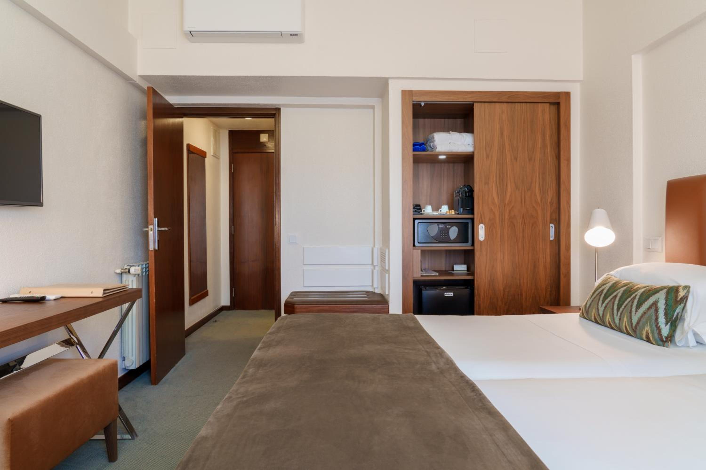 Classic Twin Room - Photo 4