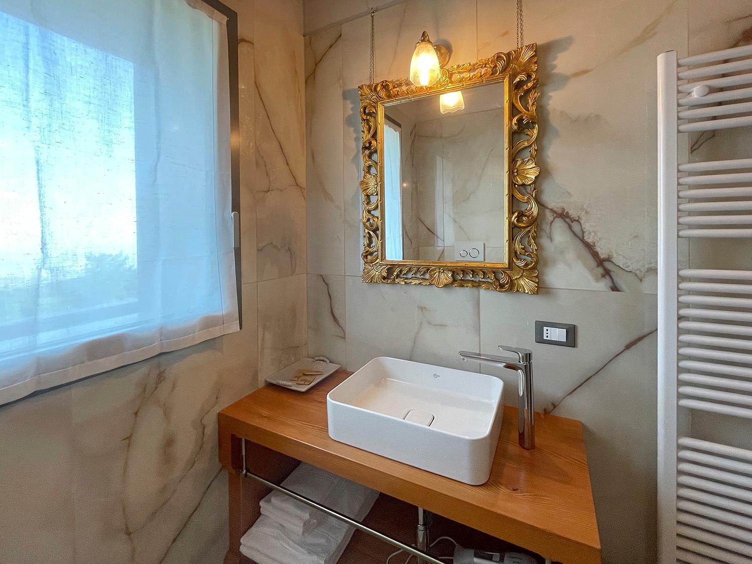 Deluxe Double Room with Balcony photo 3