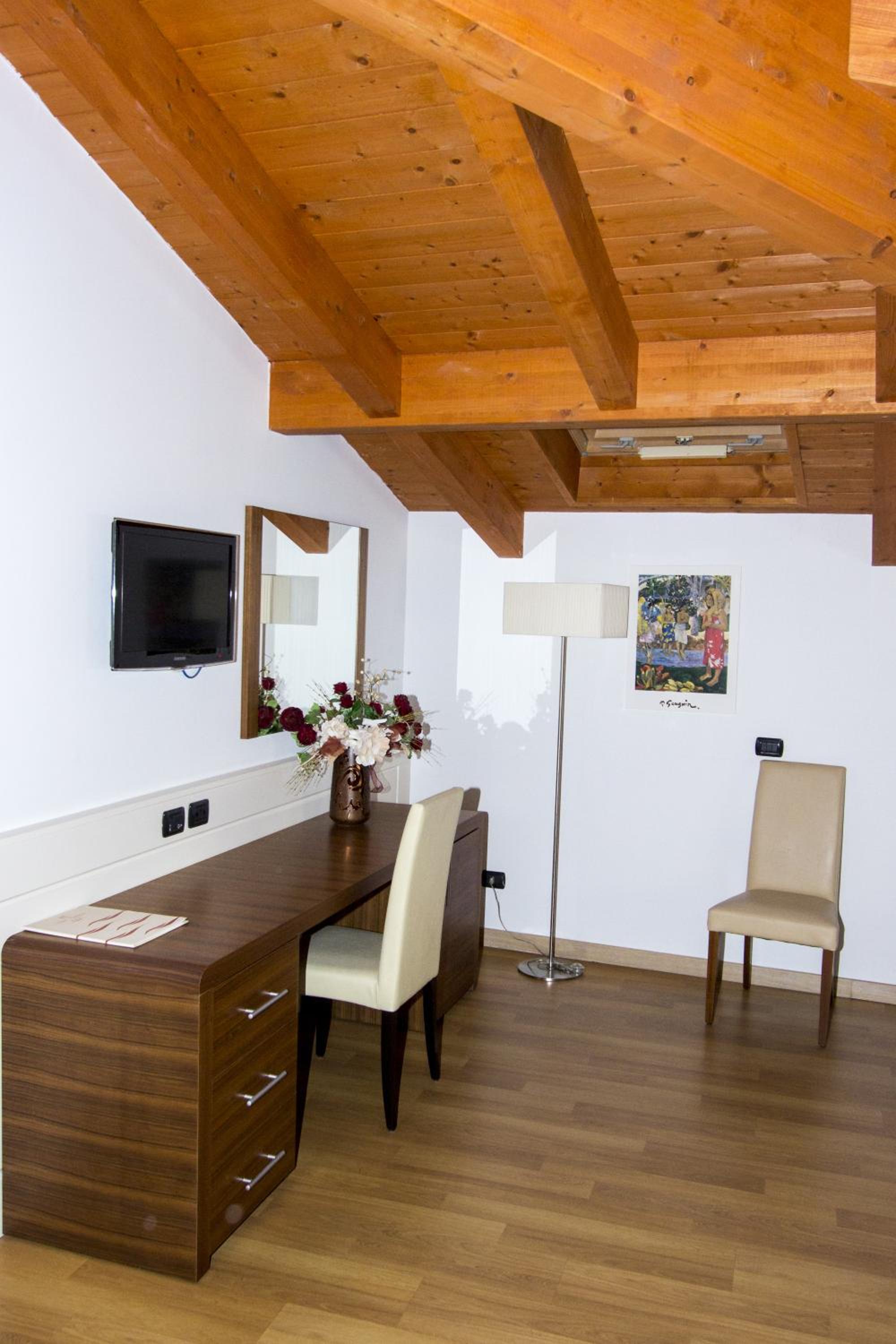 Deluxe Junior Suite - Photo 1