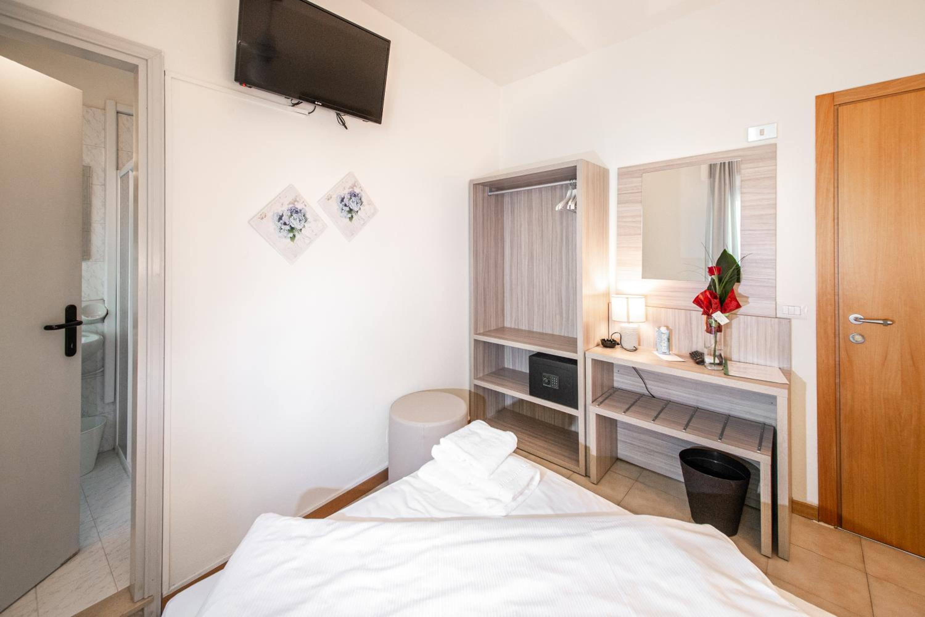 Single Room with Balcony photo 3