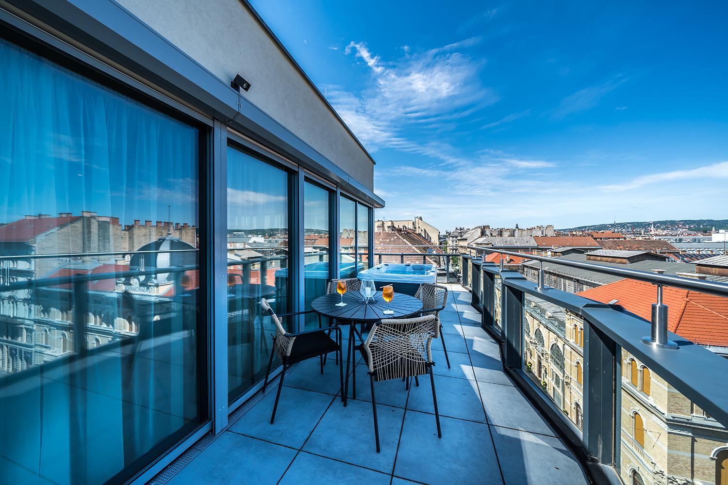 Corner Suite with Terrace thumbnail 5