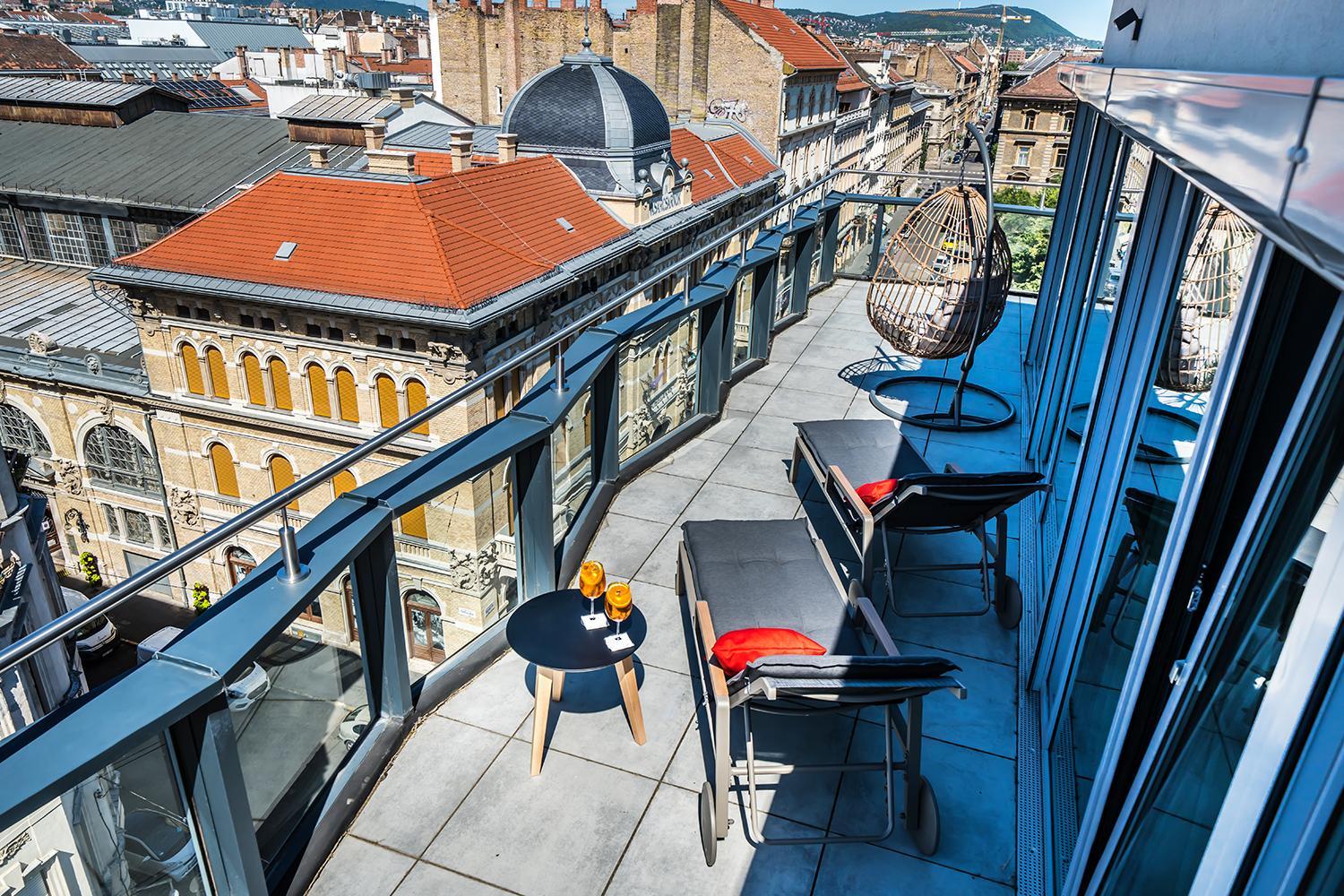 Corner Suite with Terrace thumbnail 6