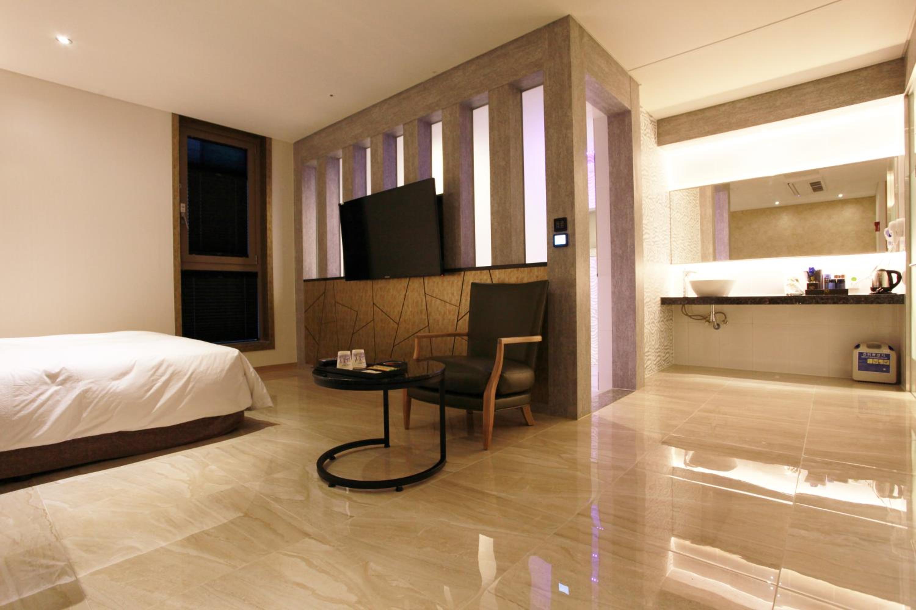 Deluxe Twin Room - Photo 2